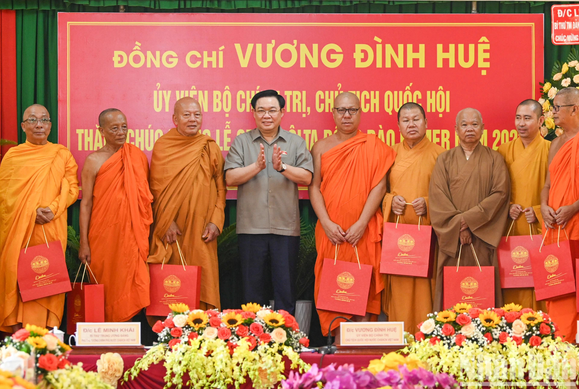 国会主席同僧侣们合影。