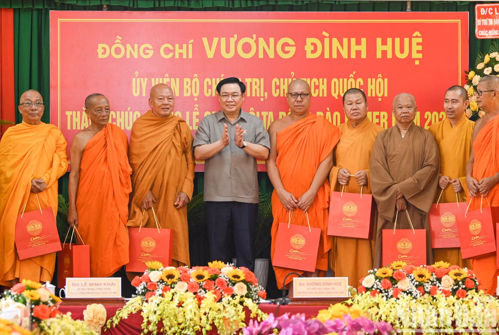 国会主席同僧侣们合影。