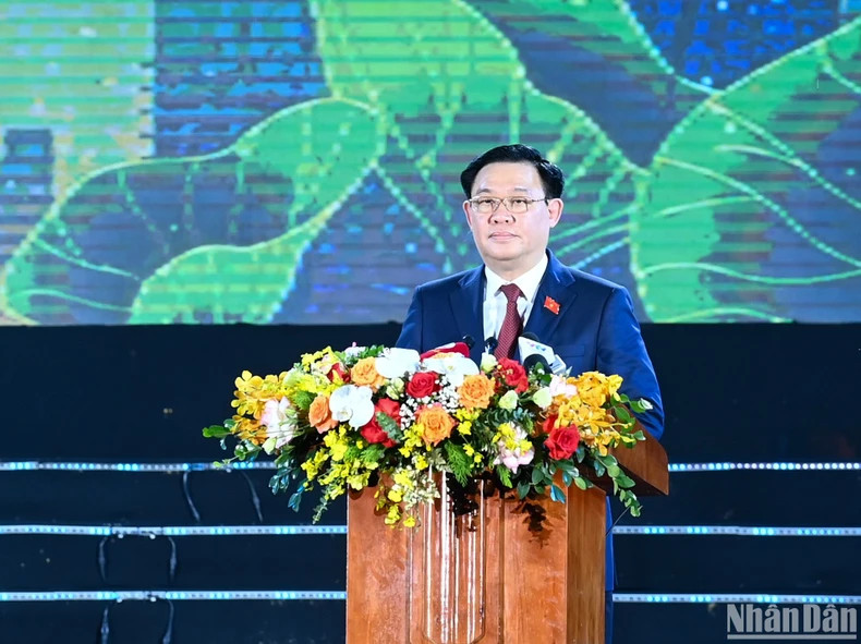 越南国会主席王廷惠致辞,向荣市党委、市政府和人民表示祝贺。 越南国会主席王廷惠致辞,向荣市党委、市政府和人民表示祝贺。