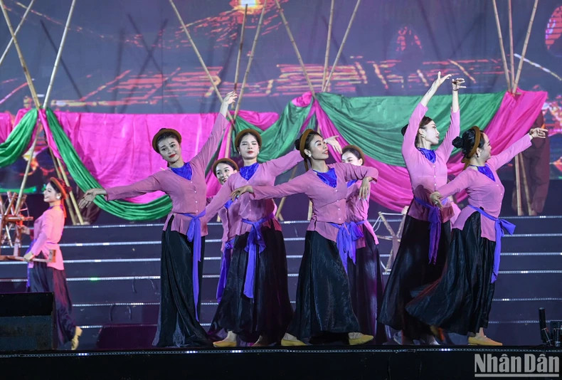 “荣市张开凤凰之翼”艺术表演节目。 “荣市张开凤凰之翼”艺术表演节目。