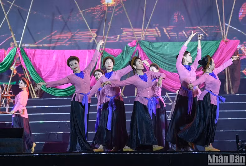 “荣市张开凤凰之翼”艺术表演节目。 “荣市张开凤凰之翼”艺术表演节目。