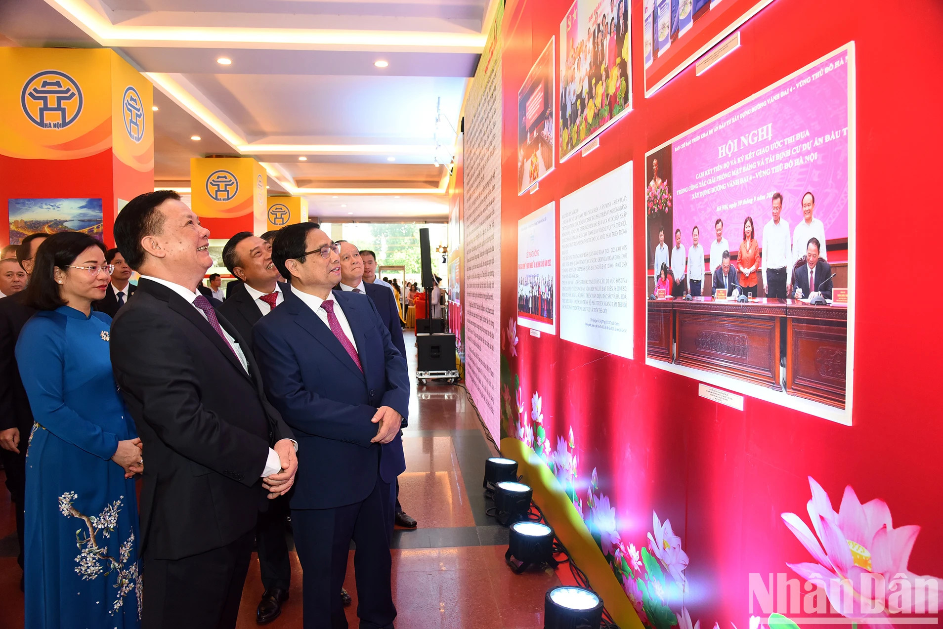 参观“河内万花献给胡伯伯”图片展。 参观“河内万花献给胡伯伯”图片展。