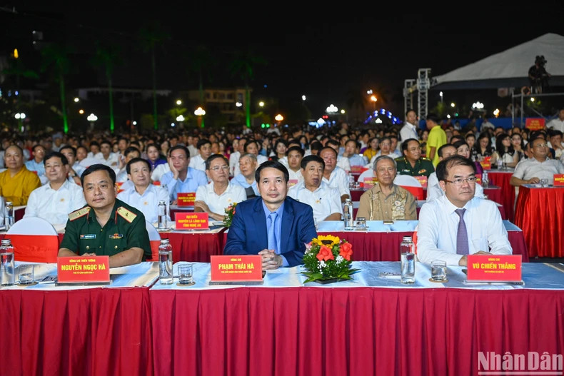 越南国会和各部委行业领导及与会代表出席庆典。 越南国会和各部委行业领导及与会代表出席庆典。