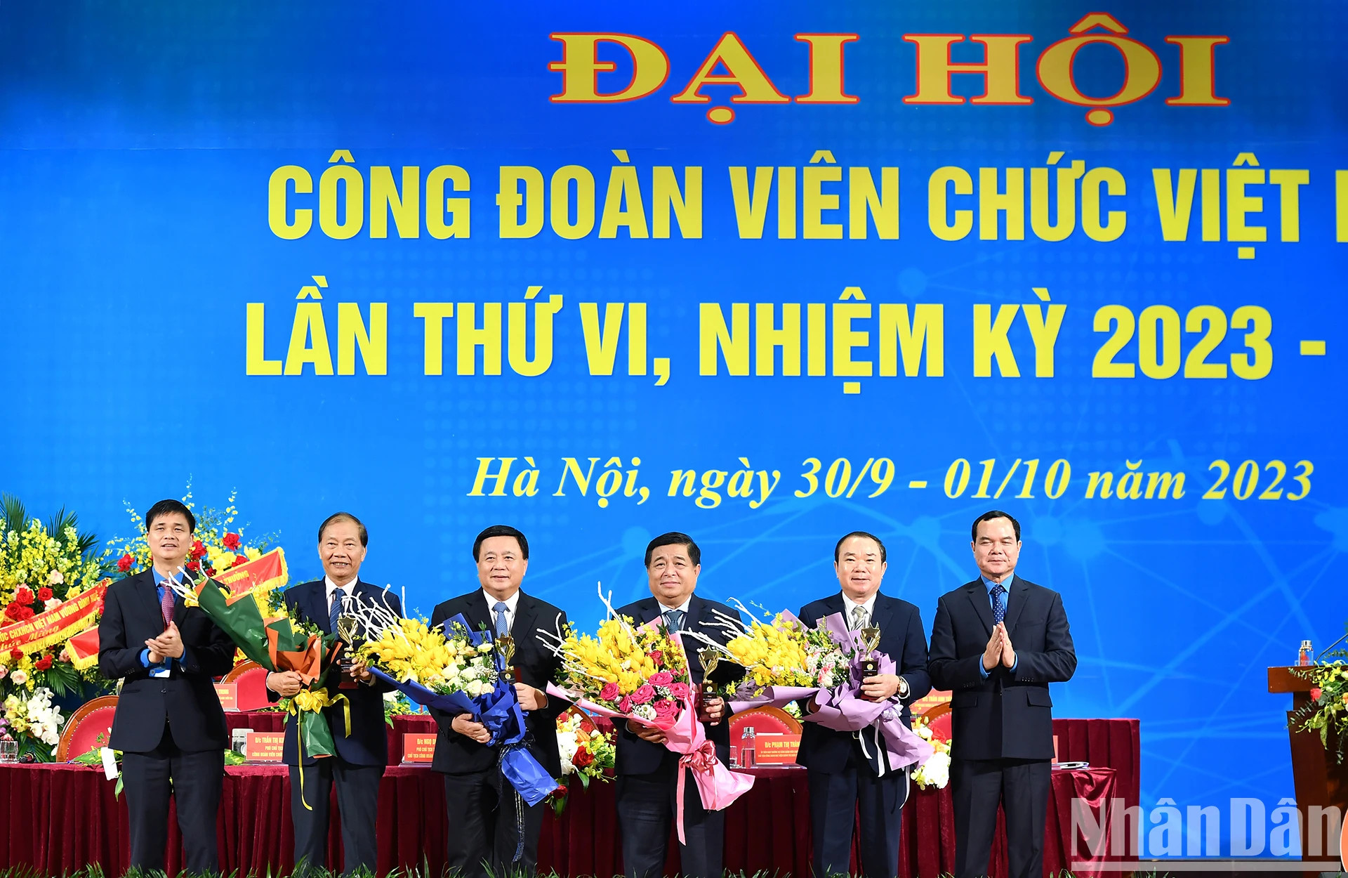 大会授予党委和专职同志“贡献”奖。 大会授予党委和专职同志“贡献”奖。