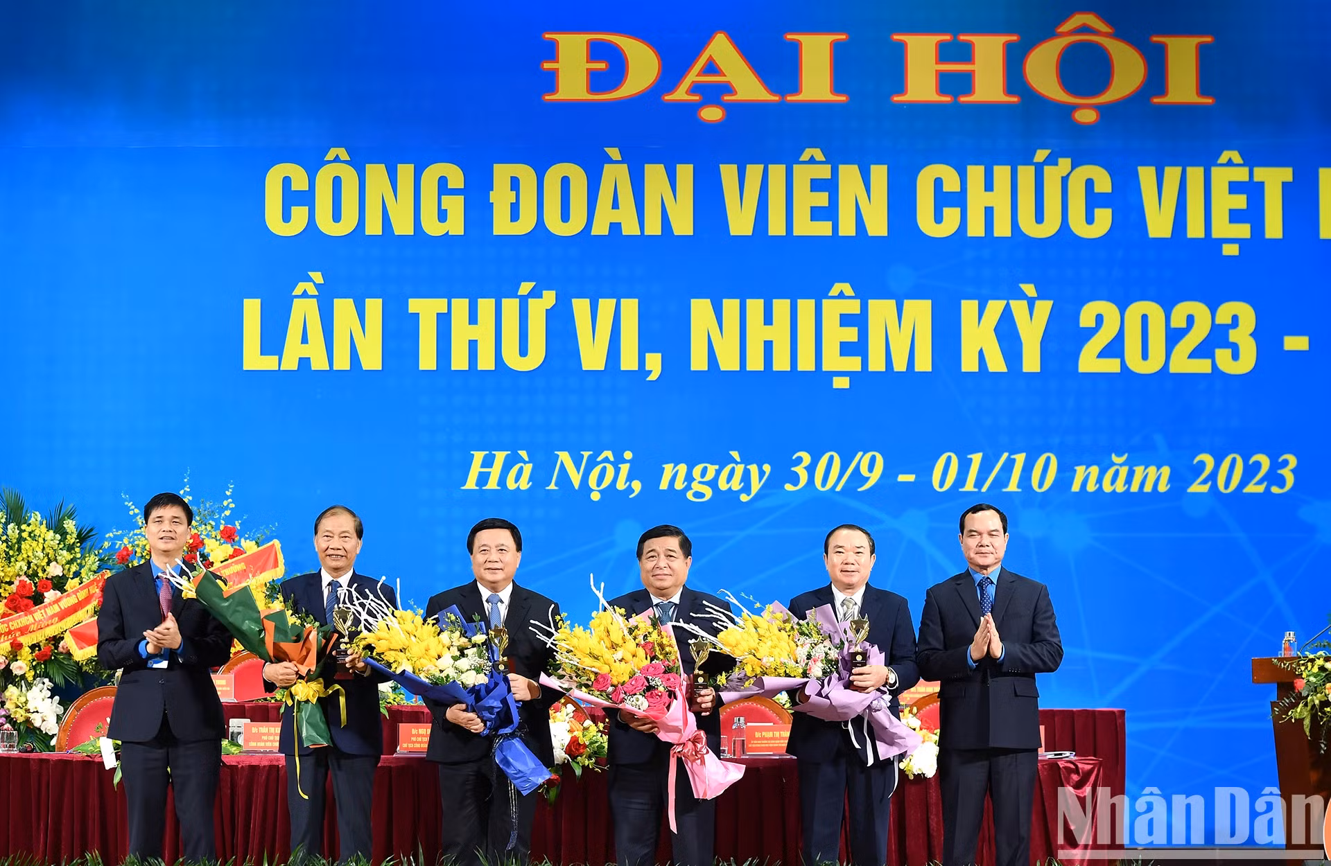 大会授予党委和专职同志“贡献”奖。
