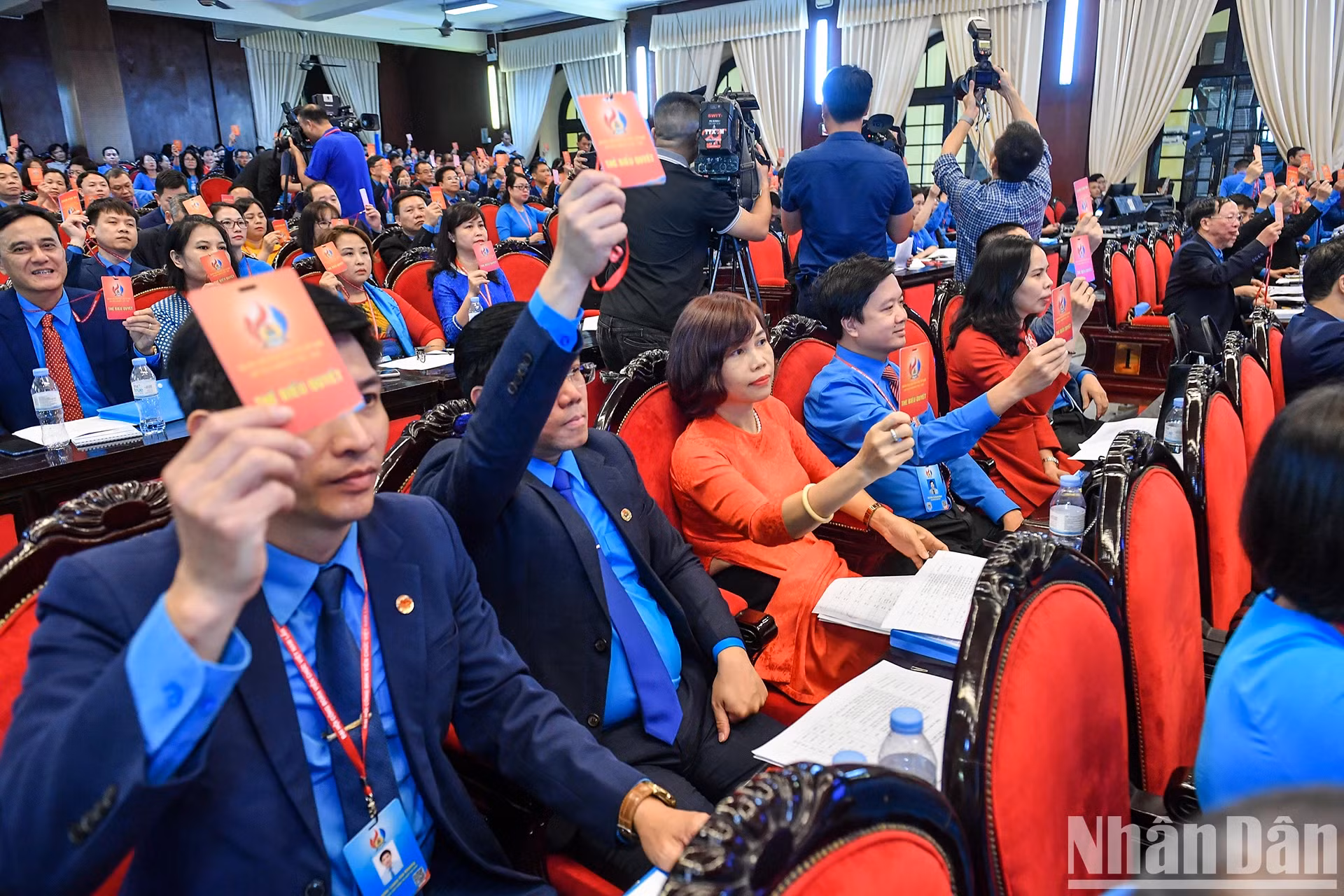 代表们在大会上投票。