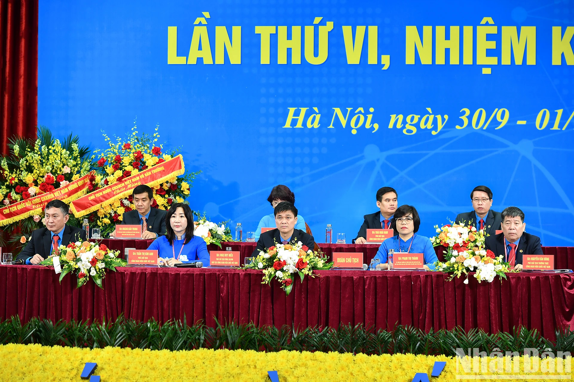 主席团主持代表大会。 主席团主持代表大会。