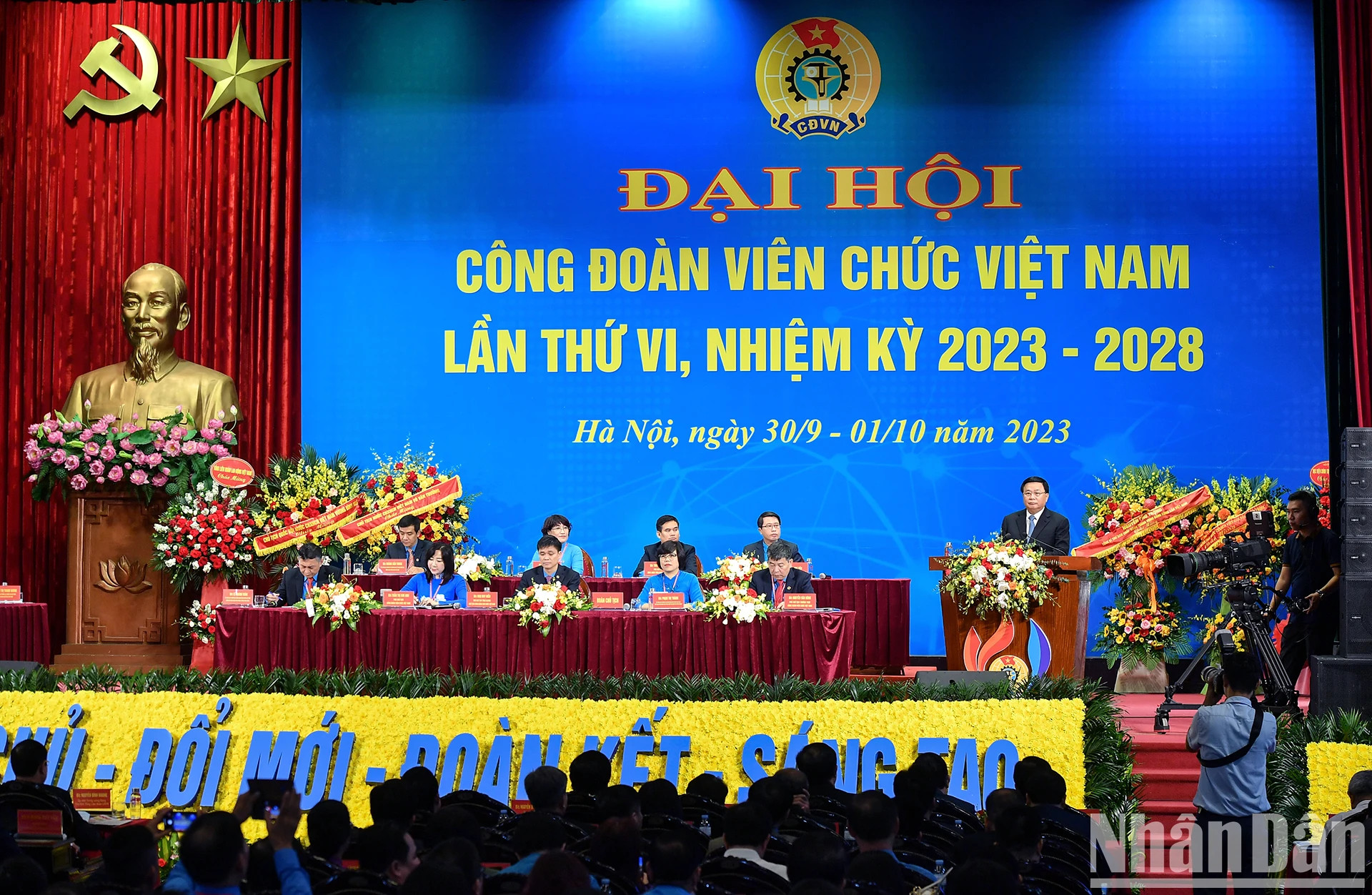 越共中央政治局委员、胡志明国家政治学院院长、中央理论委员会主席阮春胜在大会上讲话。 越共中央政治局委员、胡志明国家政治学院院长、中央理论委员会主席阮春胜在大会上讲话。