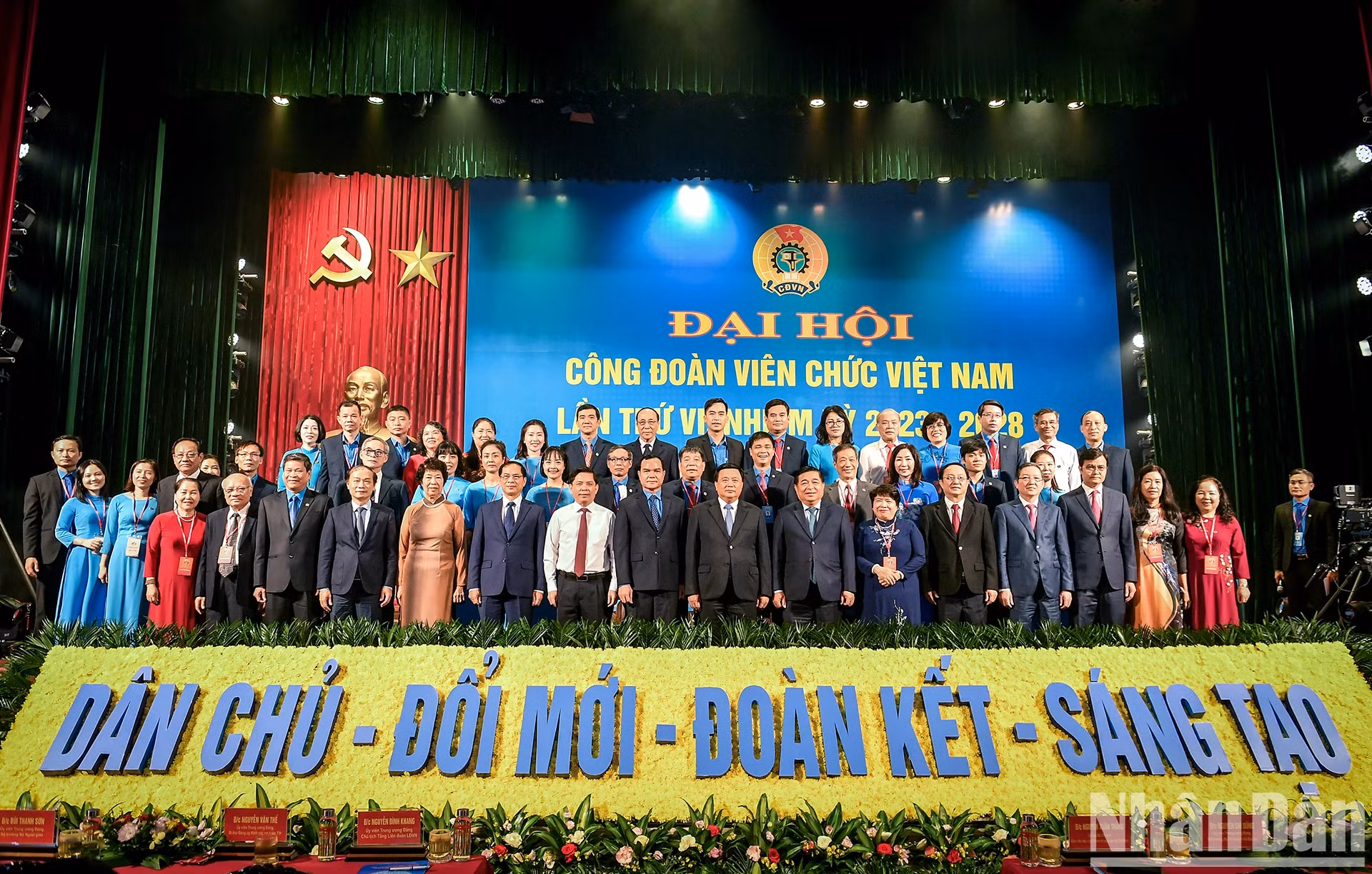与会代表在大会上合影留念。