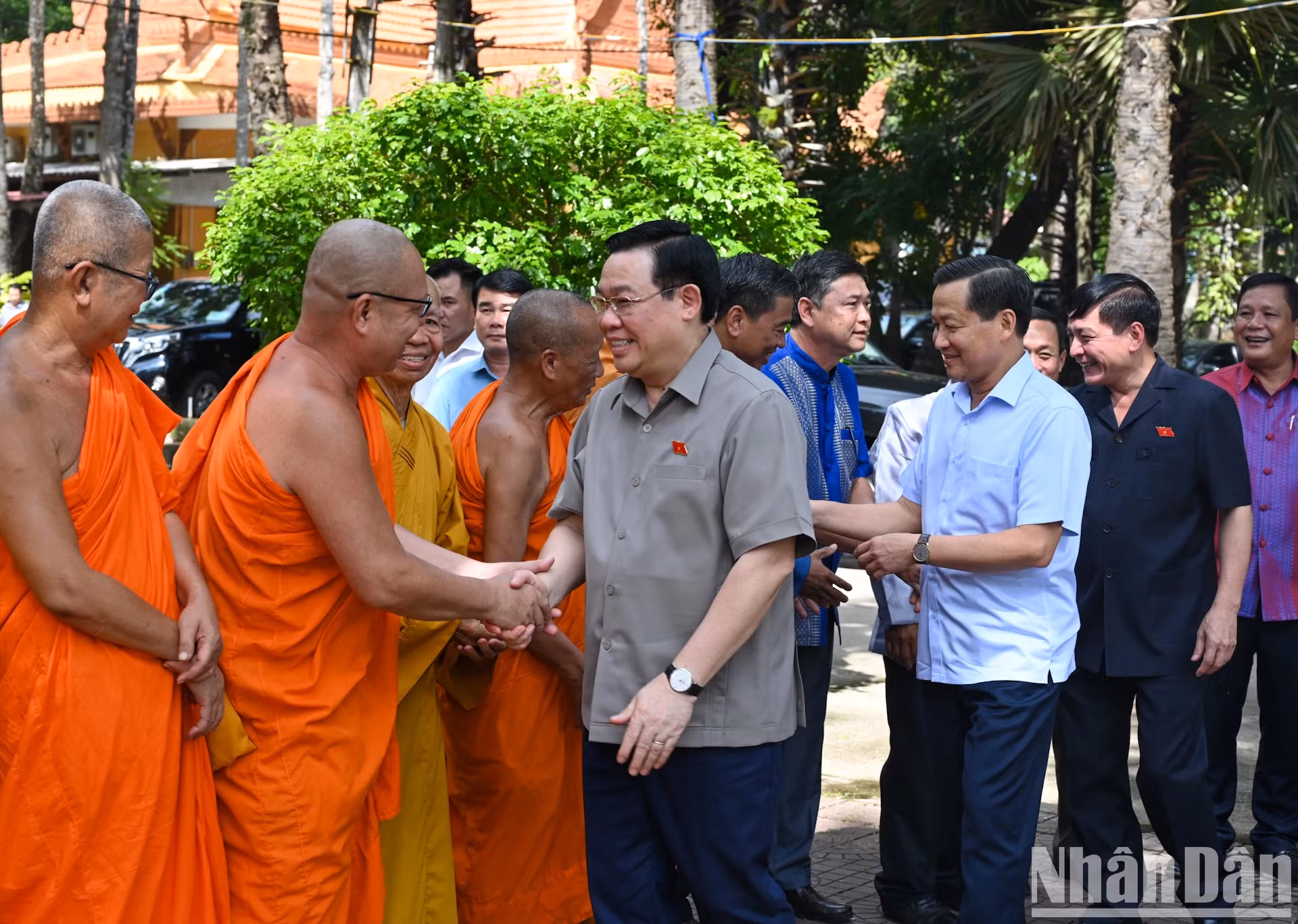 国会主席王廷惠向朔庄省乃至全国高棉族同胞致以节日祝福和诚挚问候。