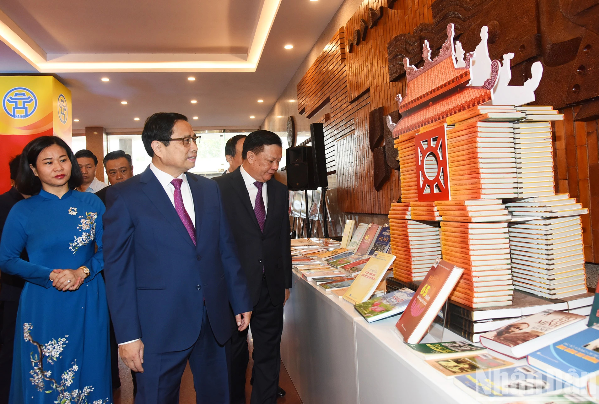 范明正总理和与会代表参观《美丽的花朵》图书展。 范明正总理和与会代表参观《美丽的花朵》图书展。