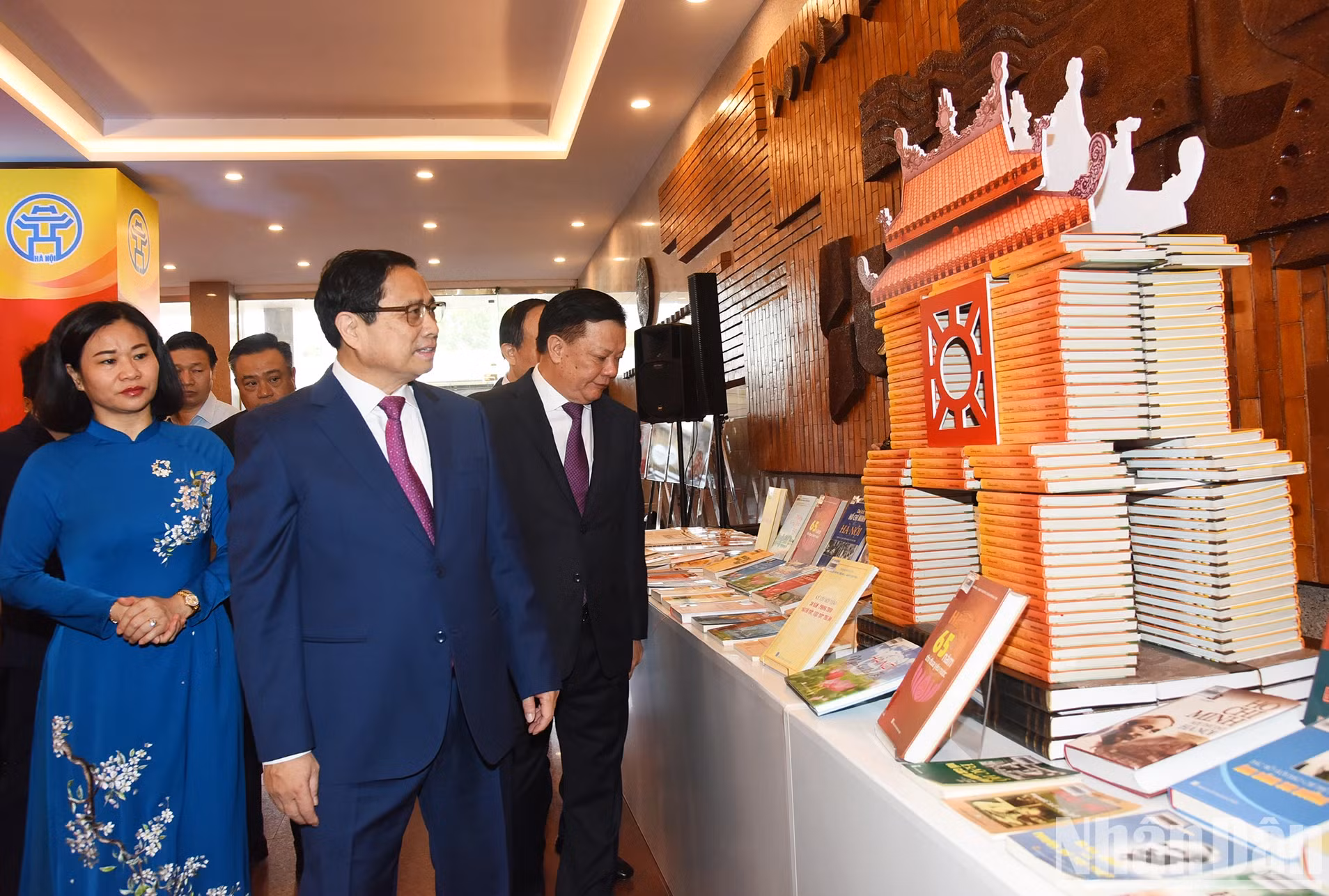 范明正总理和与会代表参观《美丽的花朵》图书展。