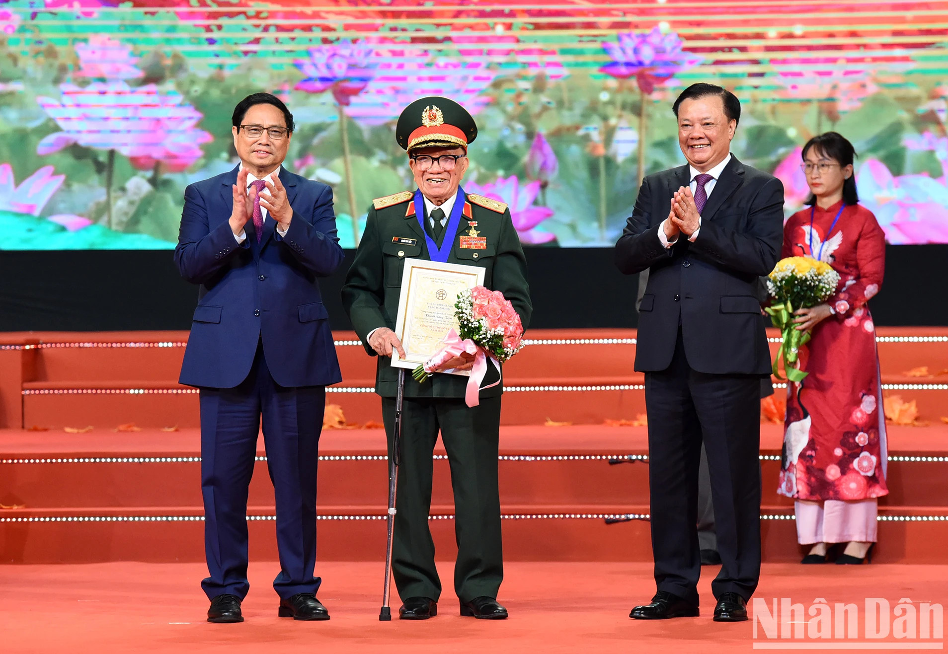 范明正总理,河内市委书记丁进勇向奠边郡退伍军人协会会员、人民武装力量英雄屈维进中将授予2023年“首都优秀公民”称号。 范明正总理,河内市委书记丁进勇向奠边郡退伍军人协会会员、人民武装力量英雄屈维进中将授予2023年“首都优秀公民”称号。