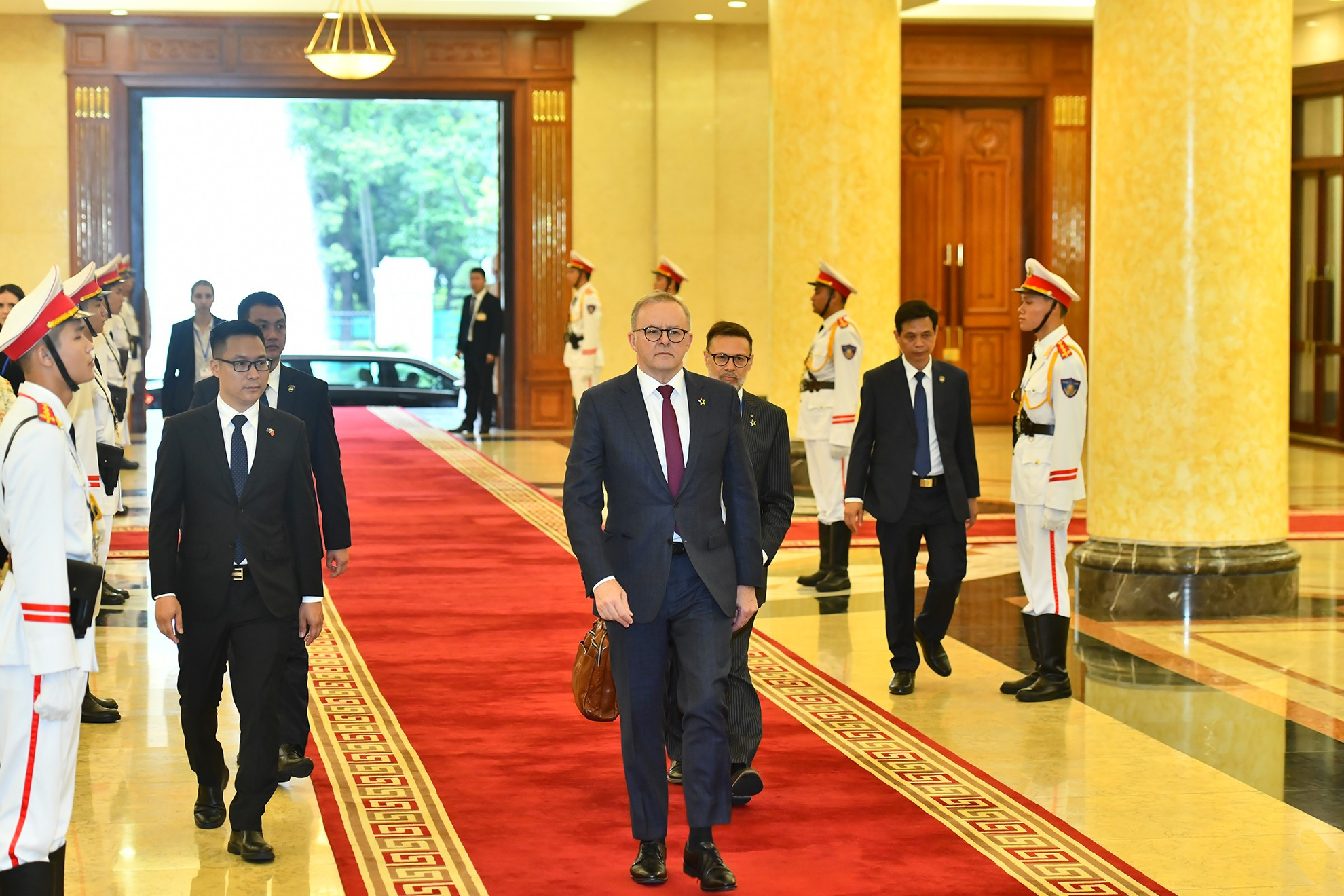 澳大利亚总理安东尼·阿尔巴尼斯走进越共中央总部。