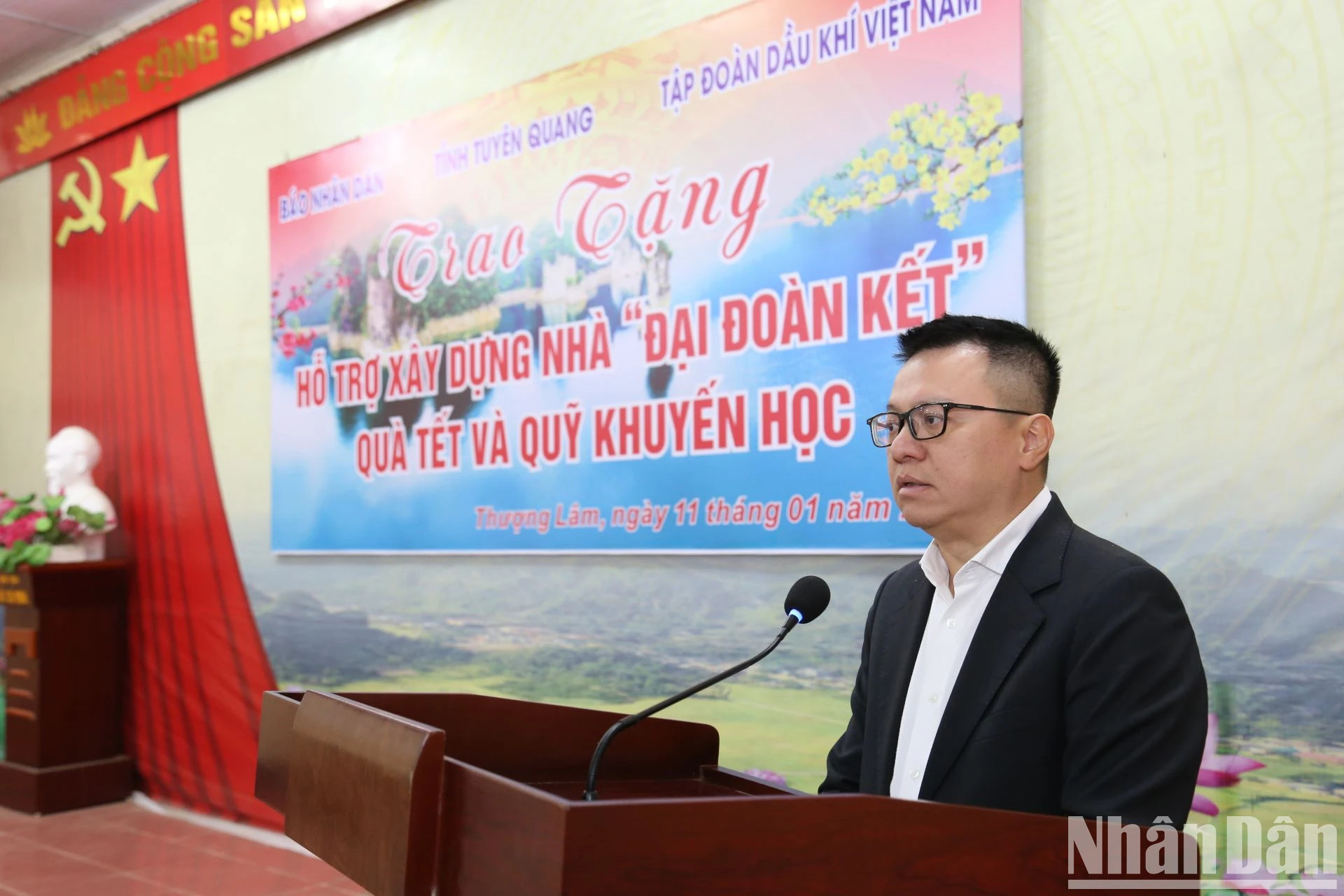 黎国明同志在仪式上发表讲话。 黎国明同志在仪式上发表讲话。