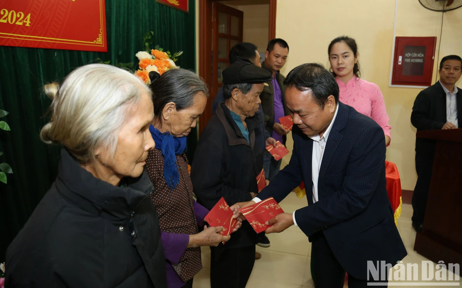 《人民报》社副总编辑丁如欢贫困户赠送礼物。 《人民报》社副总编辑丁如欢贫困户赠送礼物。