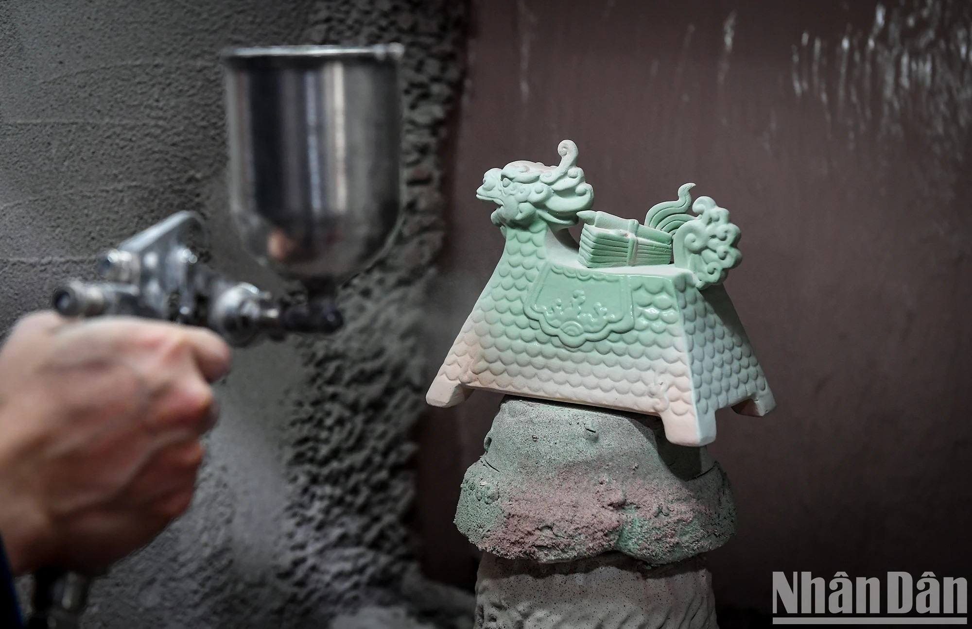 珐琅层经过仔细研究和预先混合，以确保烧成后的产品能够产生工匠想要的颜色。