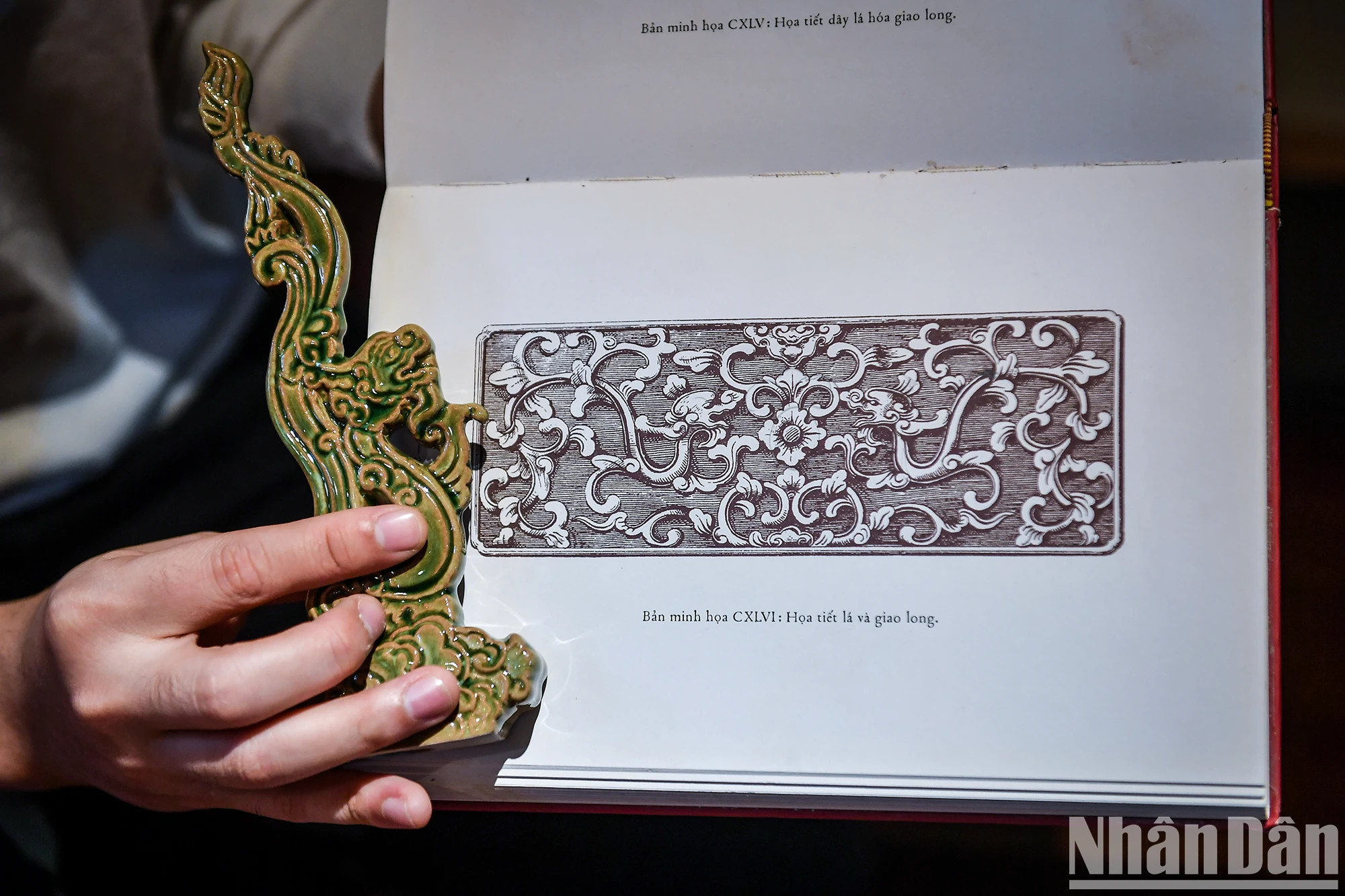 陈英秀介绍，为了设计龙年产品，特别是《龙马负图》，他主动地查阅古代文献资料，并到全国各地的寺庙进行实地考察。