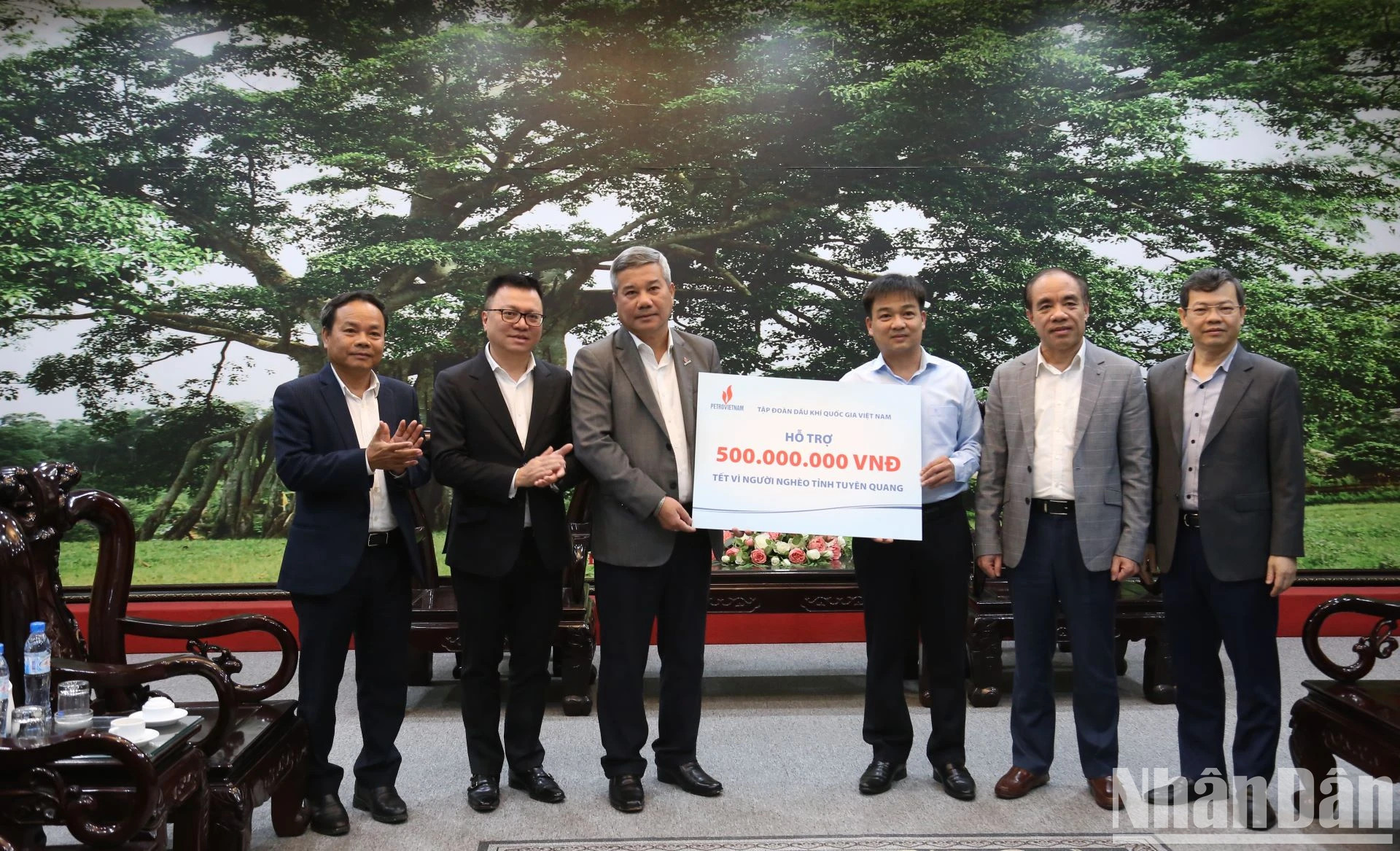 《人民报》社与越南石油天然气集团向宣光省贫困户春节基金会捐赠5亿越南盾。 《人民报》社与越南石油天然气集团向宣光省贫困户春节基金会捐赠5亿越南盾。