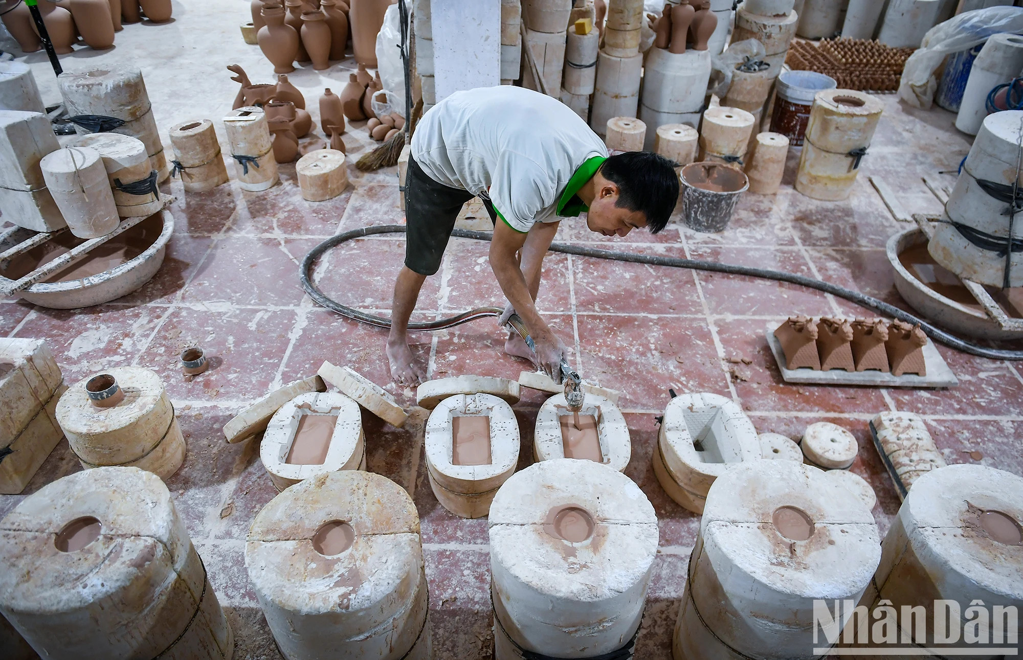 陶瓷品的制造过程遵循非常严格的步骤。经过机器揉捏后，粘土将由工匠填充到预先制作的模板中。