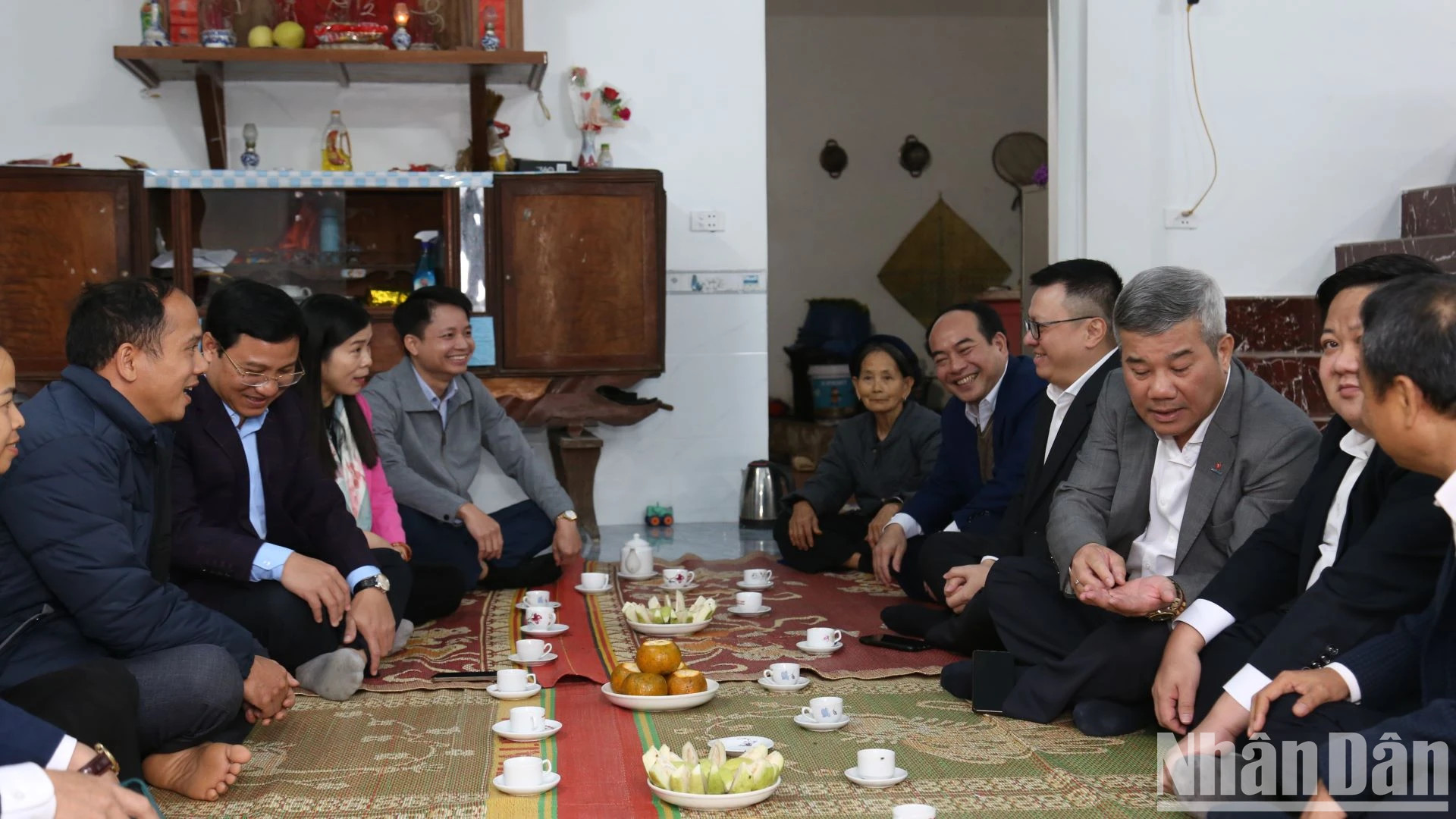 代表们在新落成的“大团结屋”里与家人促膝交谈。 代表们在新落成的“大团结屋”里与家人促膝交谈。