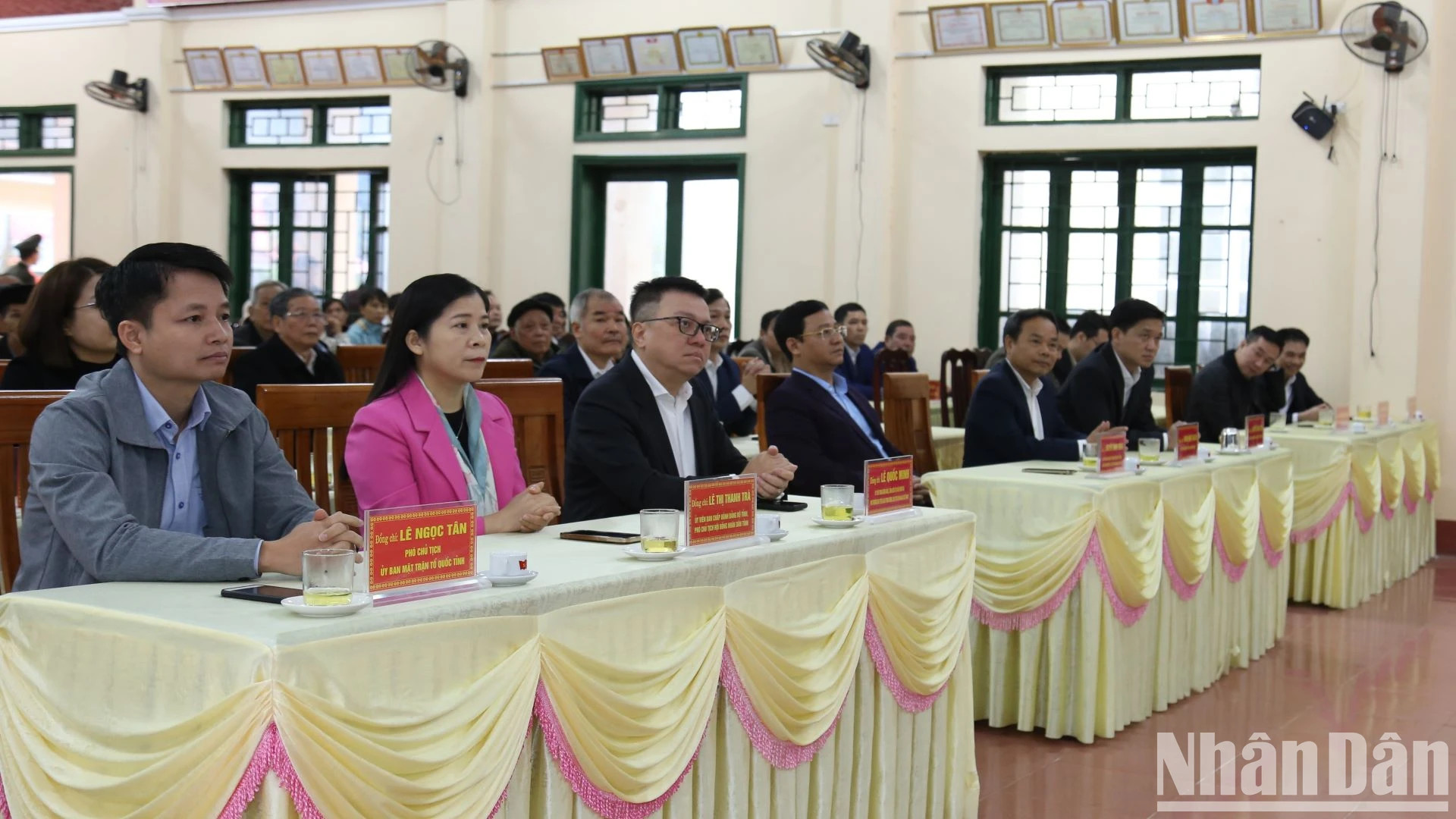 代表们出席了仪式。 代表们出席了仪式。