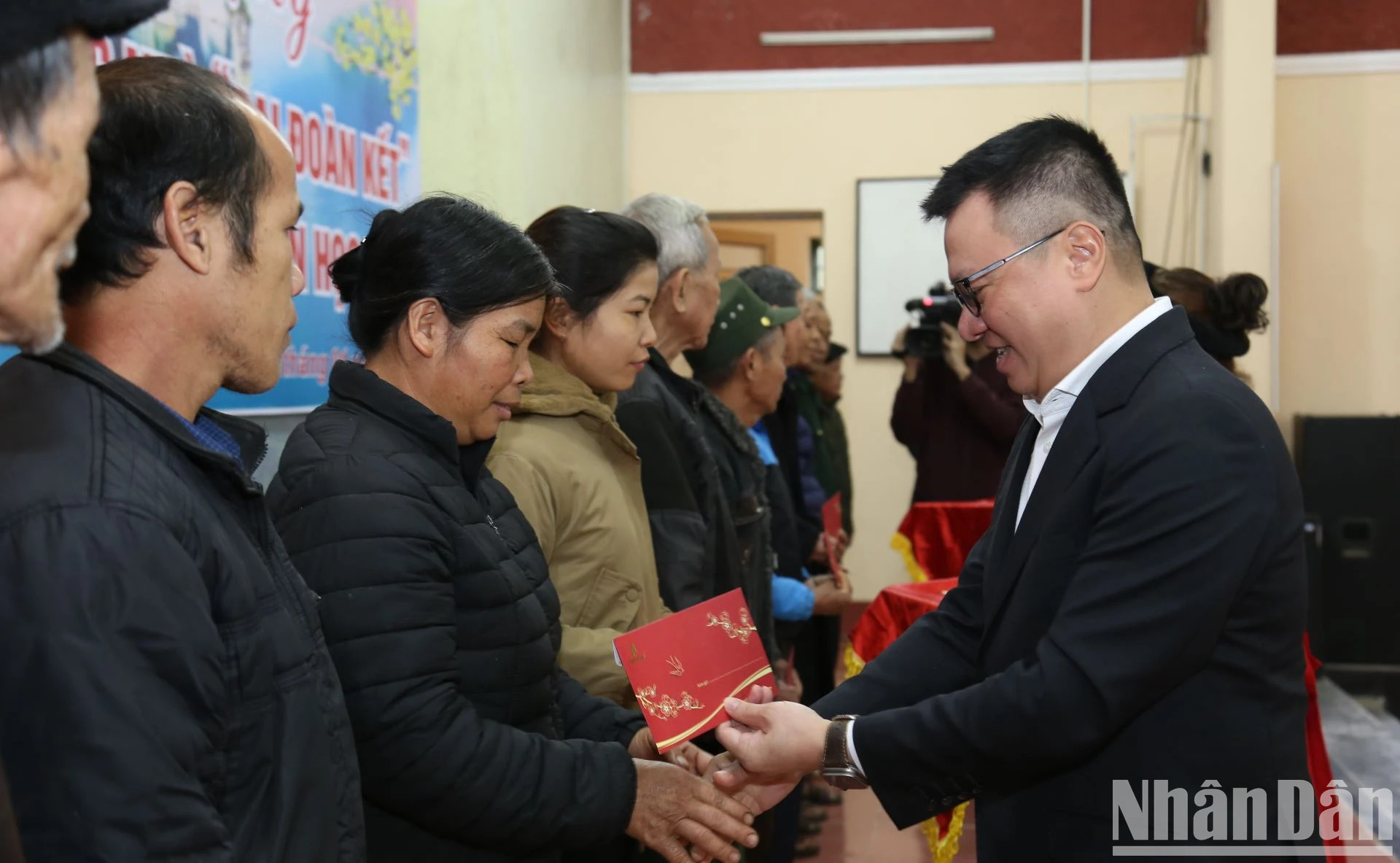 黎国明同志向上林乡贫困户赠送礼物。 黎国明同志向上林乡贫困户赠送礼物。