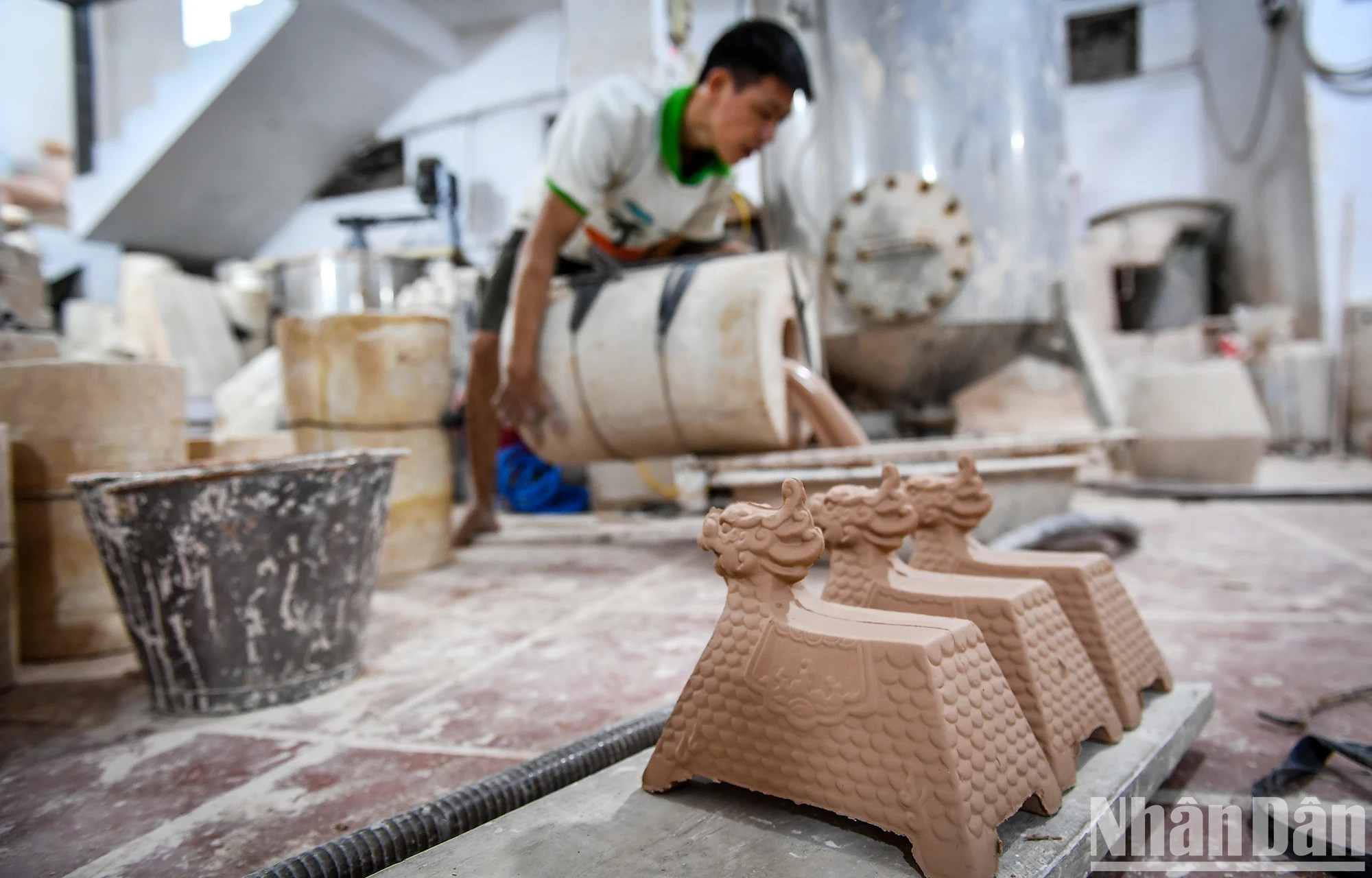 模板中的粘土需要6-7小时才能干燥并形成粗糙产品。此时产品还相当柔软，须干燥几个小时。