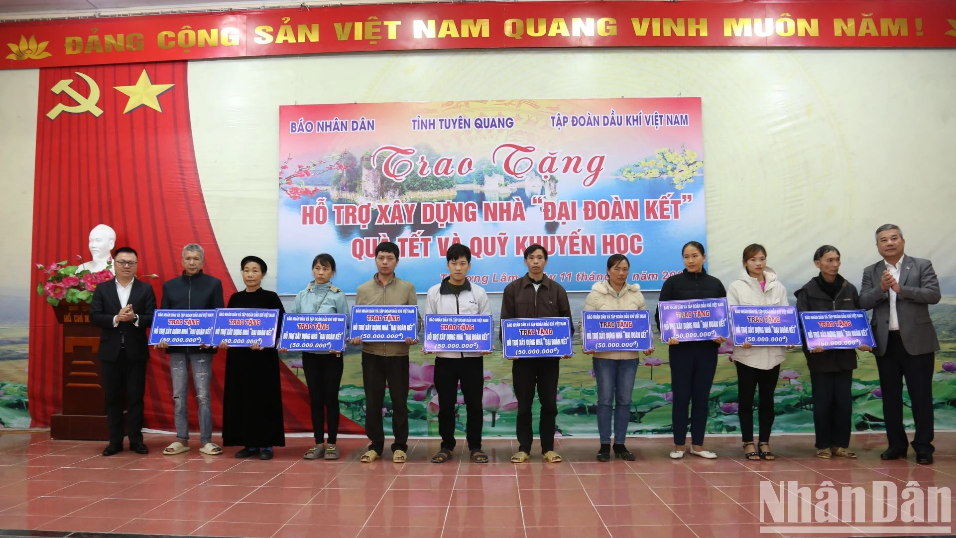 《人民报》社领导和越南石油天然气集团领导向宣光省林平县上林乡10户贫困户和抚恤家庭赠送慰问金。 《人民报》社领导和越南石油天然气集团领导向宣光省林平县上林乡10户贫困户和抚恤家庭赠送慰问金。