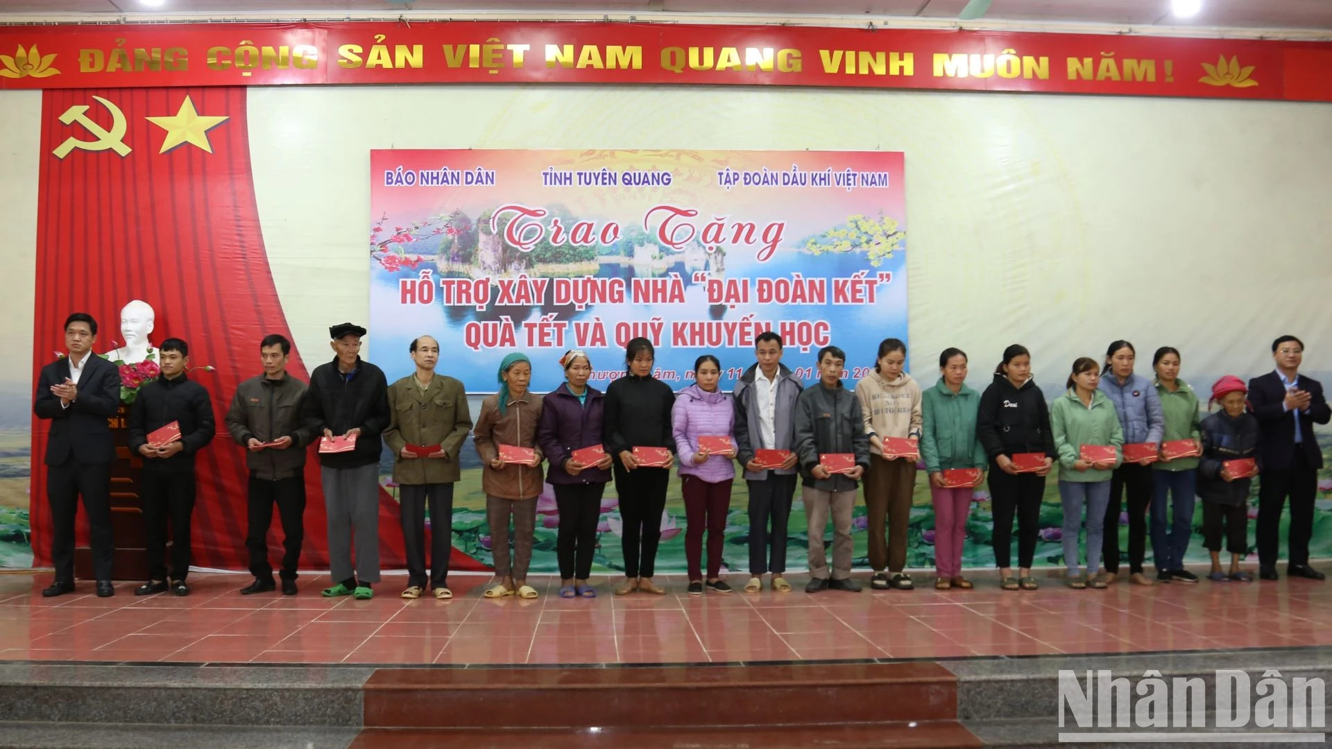 《人民报》社和越南石油天然气集团代表向贫困户赠送礼物。 《人民报》社和越南石油天然气集团代表向贫困户赠送礼物。