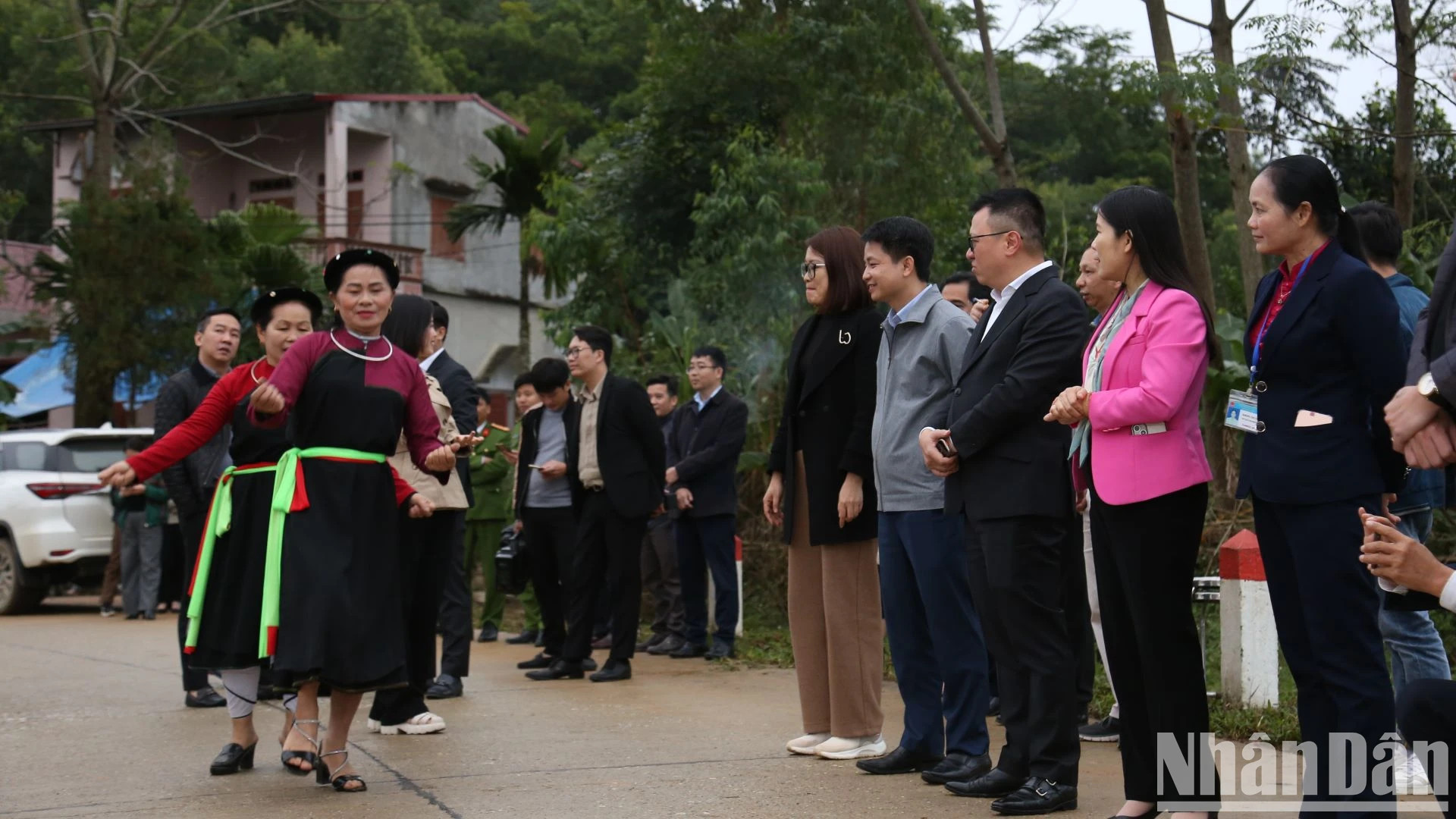 当地群众充满喜悦。 当地群众充满喜悦。