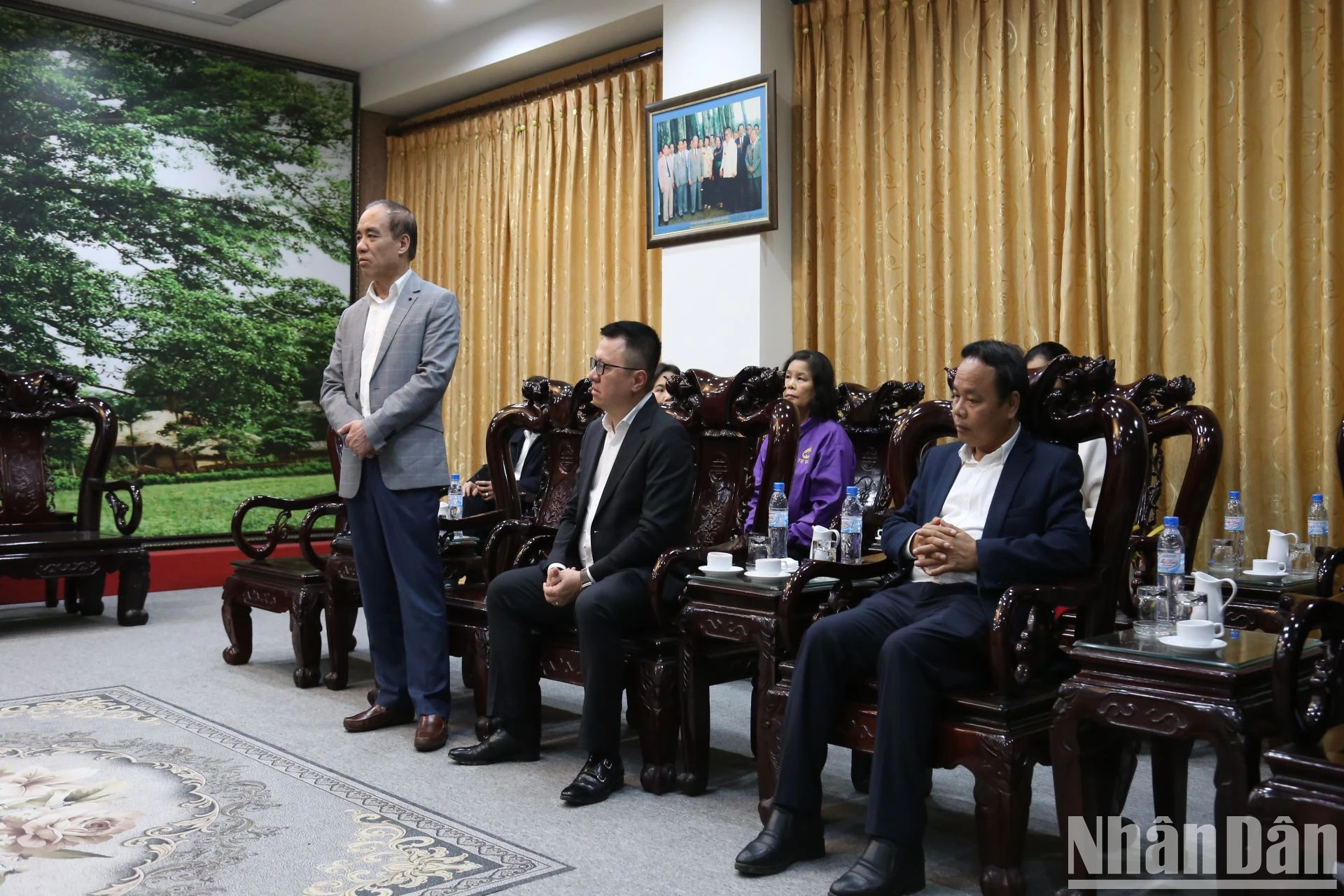 周文林同志感谢《人民报》社与越南石油天然气集团及赞助商的厚爱与支持。 周文林同志感谢《人民报》社与越南石油天然气集团及赞助商的厚爱与支持。