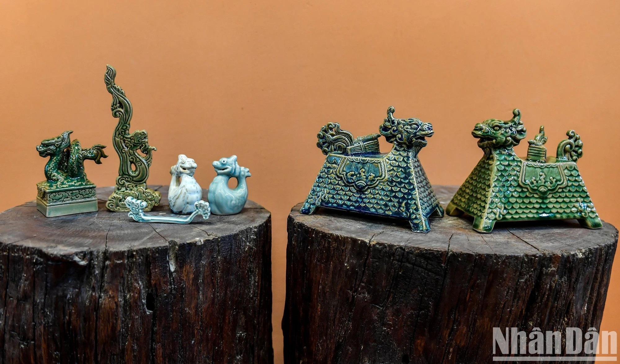 陈英秀的《龙马负图》陶瓷片。