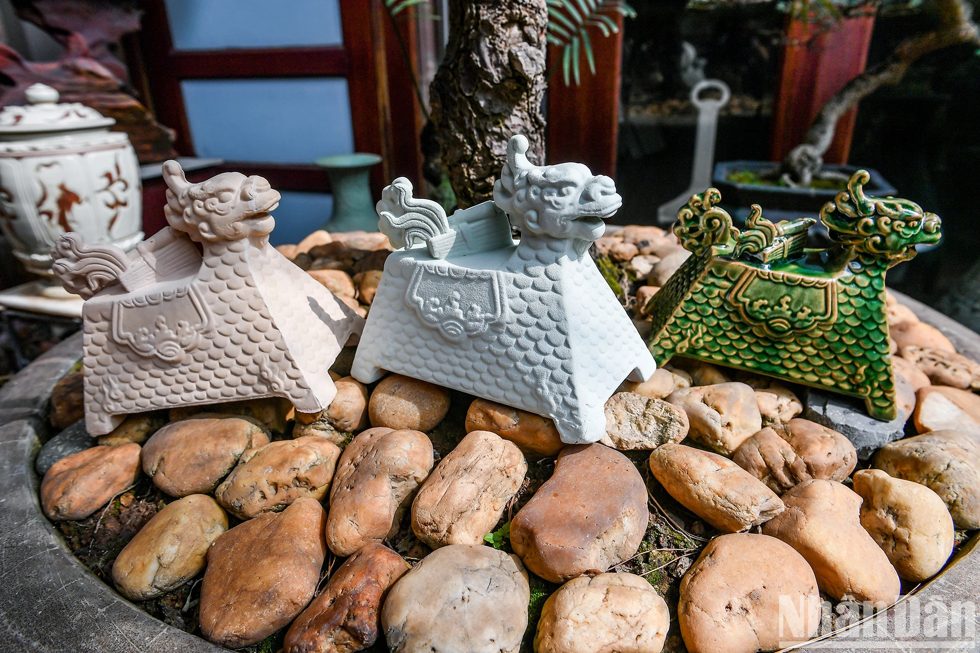 《龙马负图》的龙马模型，是他取材于河内皇城和顺化阮朝皇陵中的形象。 龙马象征着雄伟的威严、万物的演化、宇宙的运转。在装饰艺术中，龙马的形象与人们对安宁、太平和繁荣世界的愿望紧密相接。