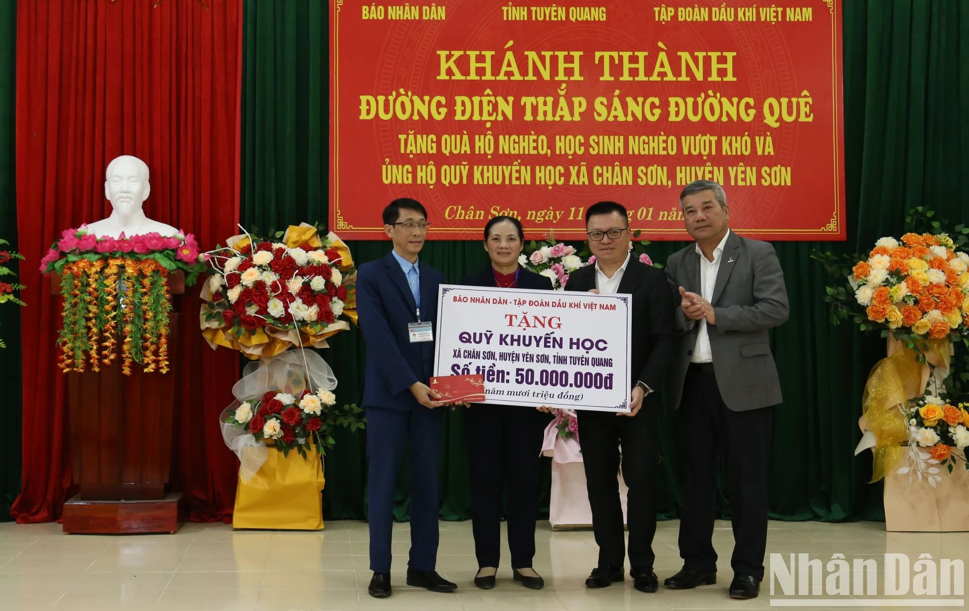 《人民报》社与越南石油天然气集团领导向真山乡劝学基金会捐赠5000万越南盾。 《人民报》社与越南石油天然气集团领导向真山乡劝学基金会捐赠5000万越南盾。