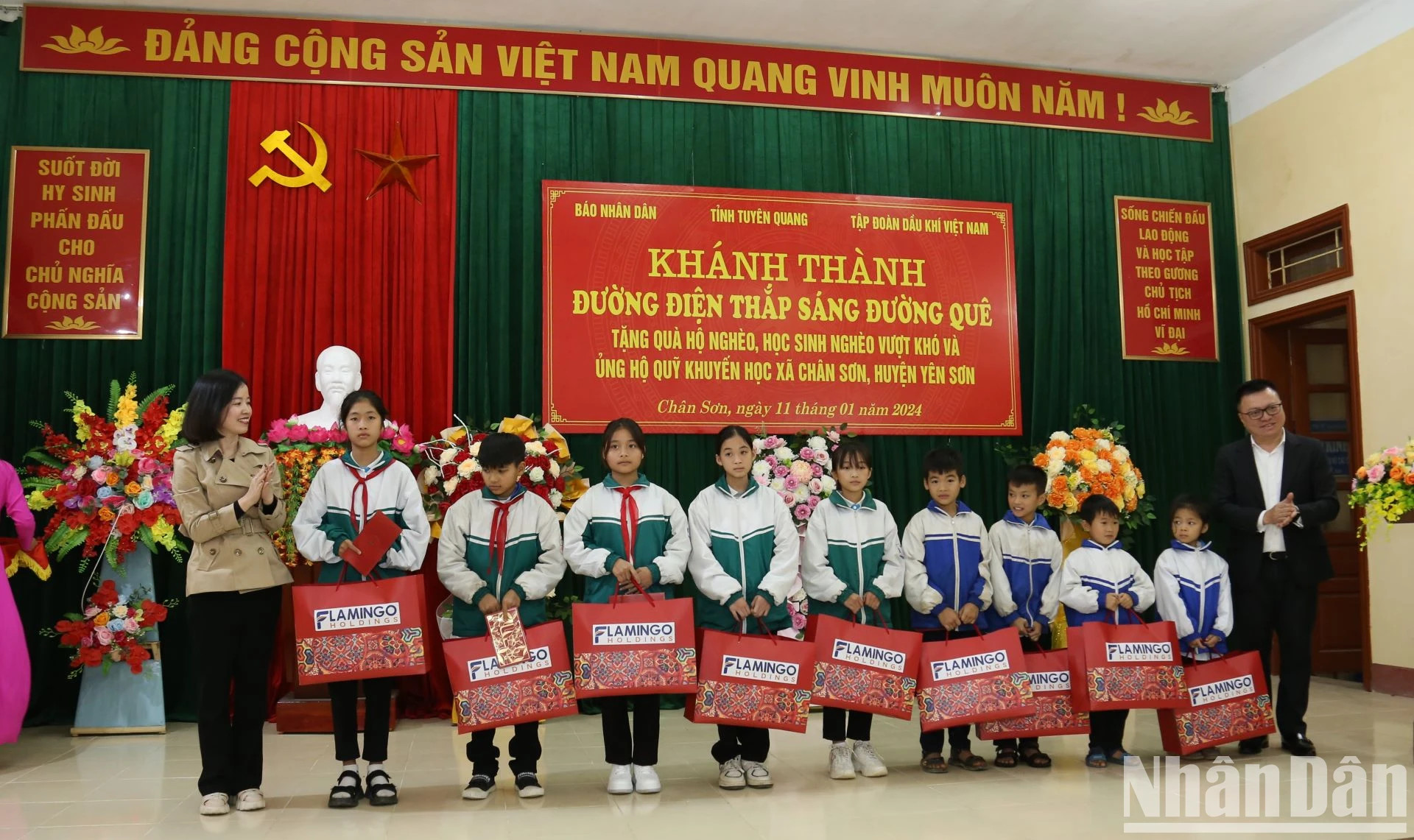 《人民报》社领导和Flamingo集团代表向优秀贫困生学子赠送礼物。 《人民报》社领导和Flamingo集团代表向优秀贫困生学子赠送礼物。