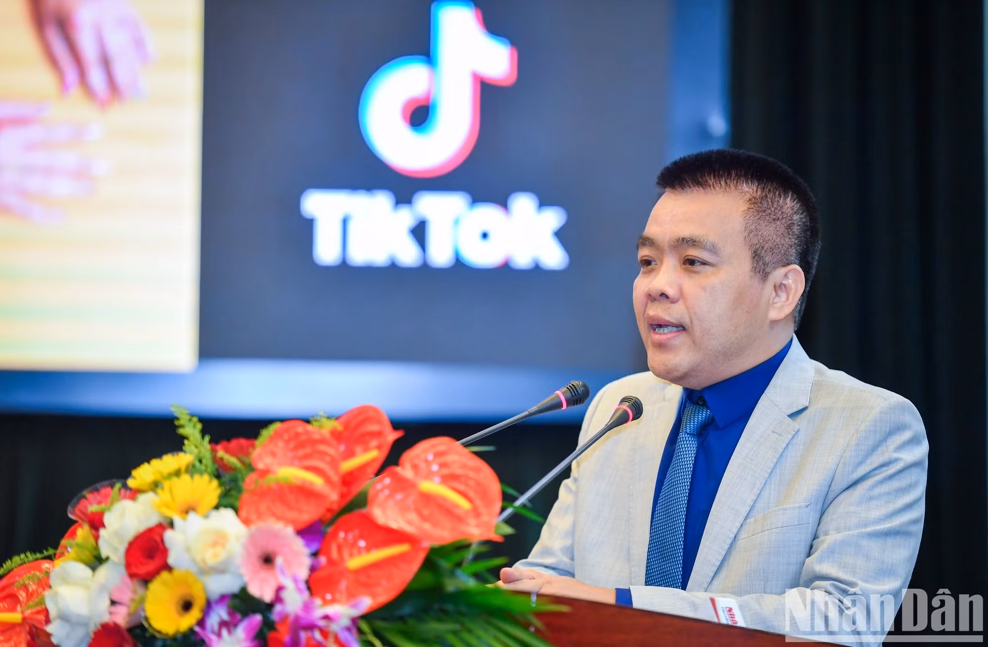 越南抖音(TikTok)代表介绍扩大OCOP产品销售渠道的办法。
