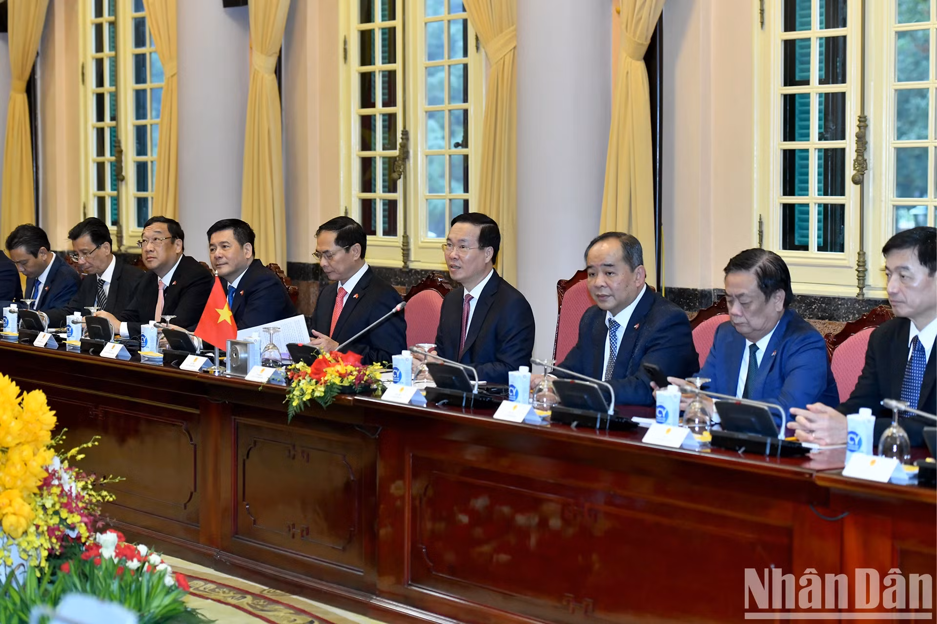 出席会谈的越方代表团。