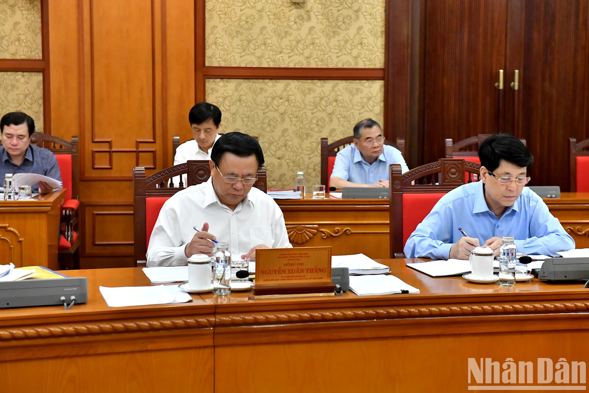 党、国家领导人出席会议。