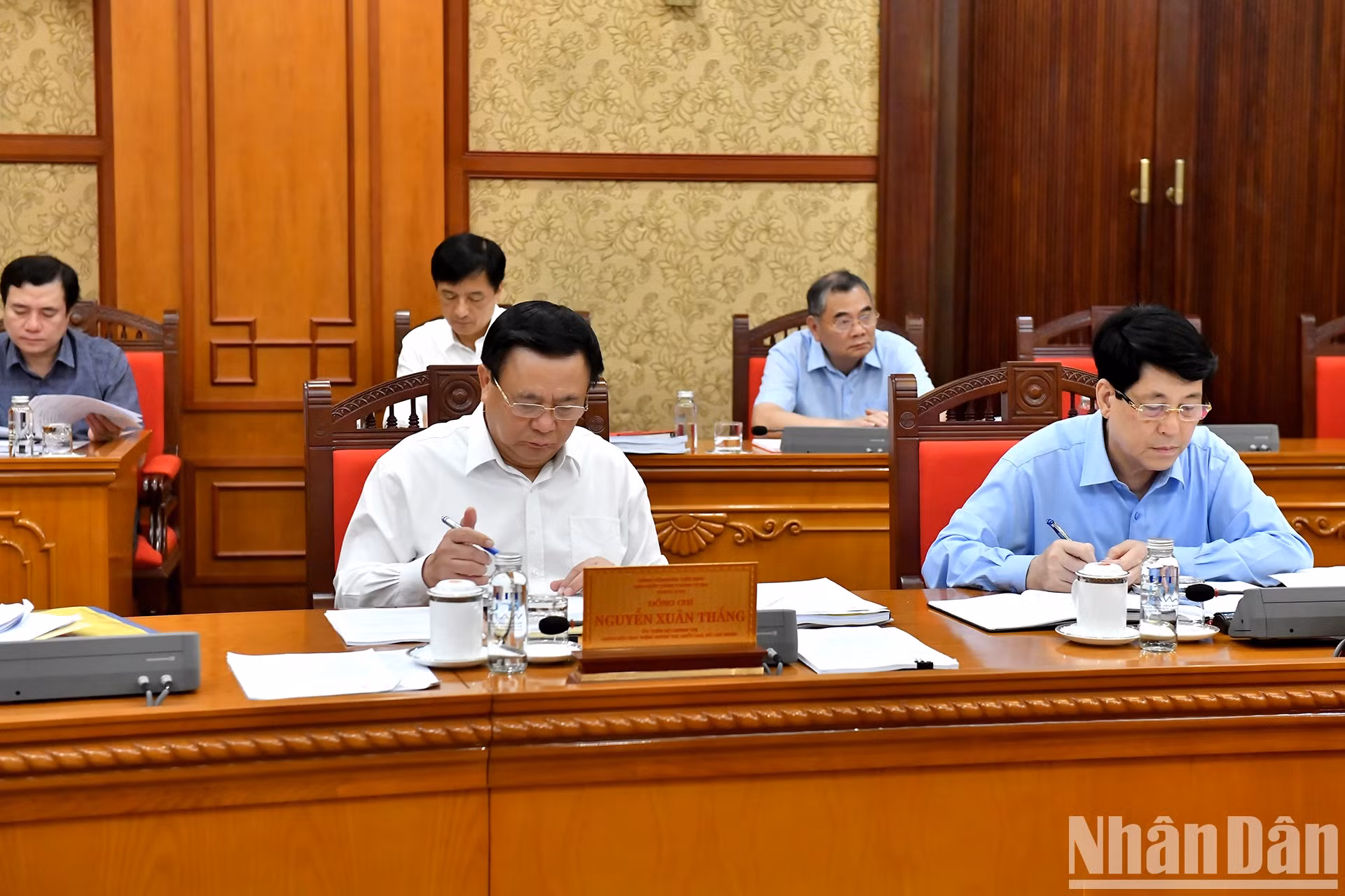 党、国家领导人出席会议。