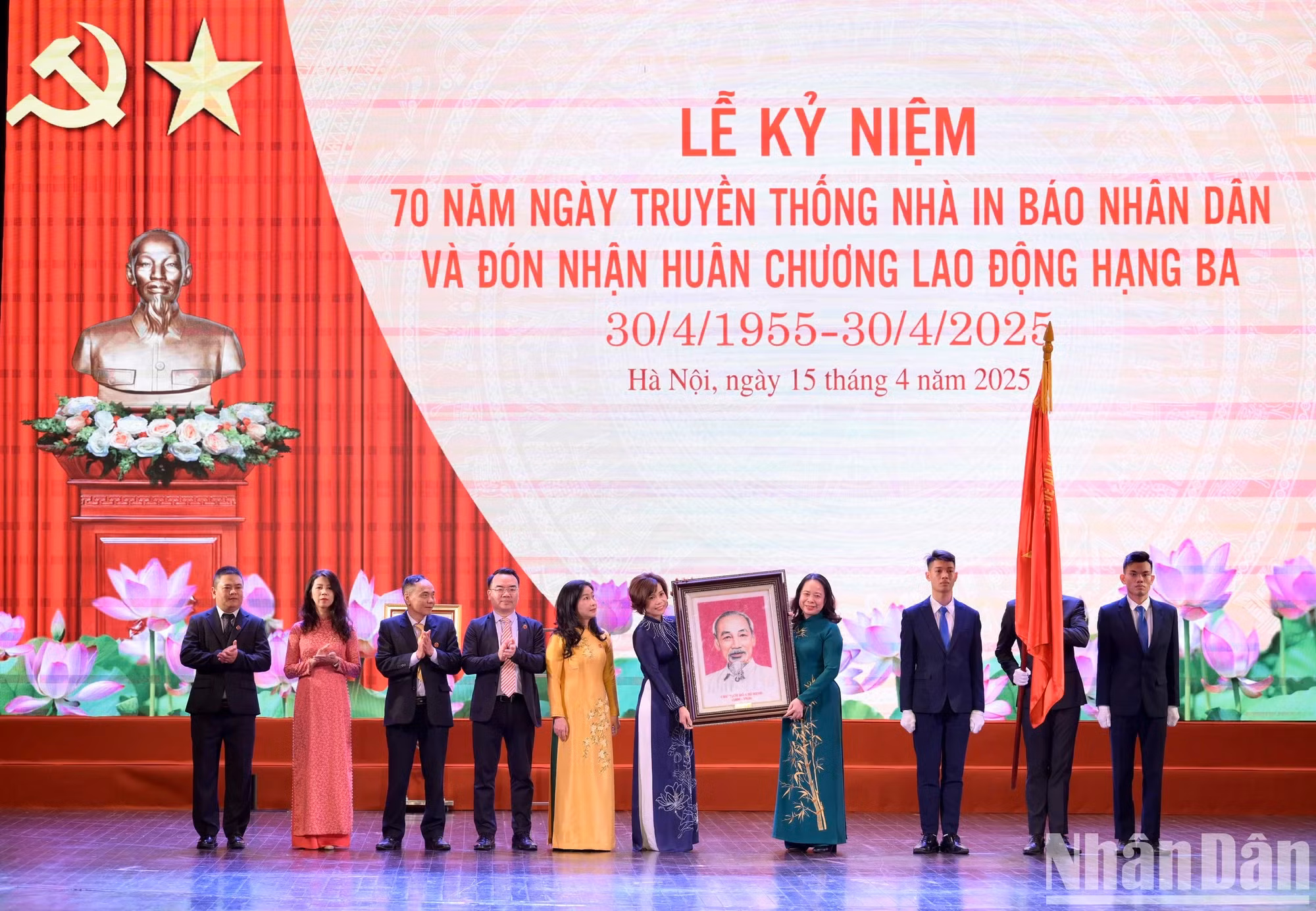 国家副主席武氏映春向河内人民报印刷公司全体员工赠送胡志明主席画像以示祝贺。