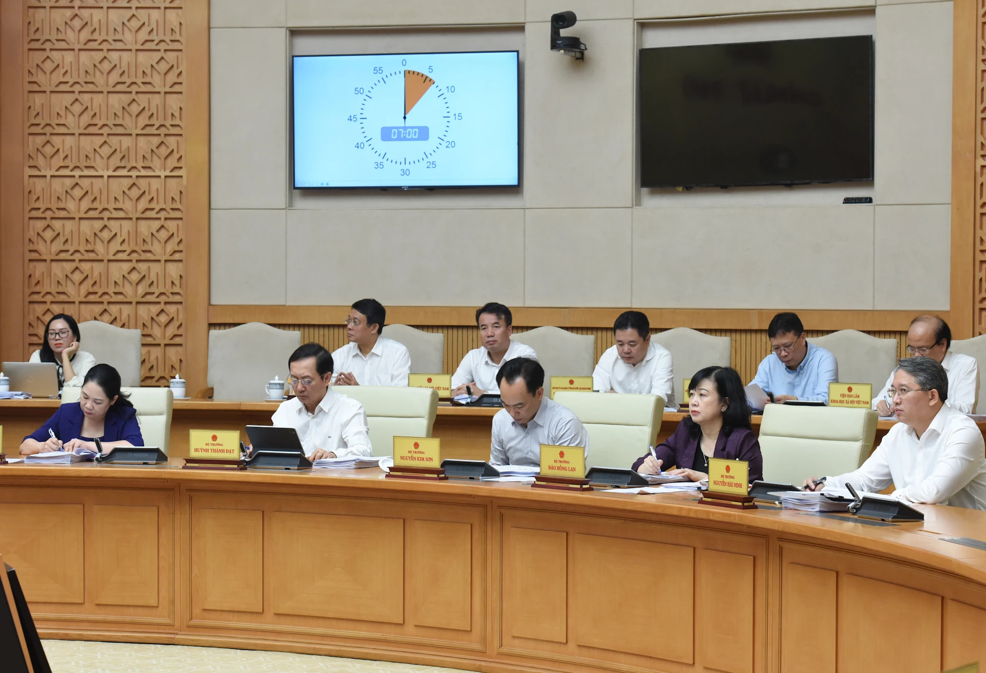 各部委代表出席会议。