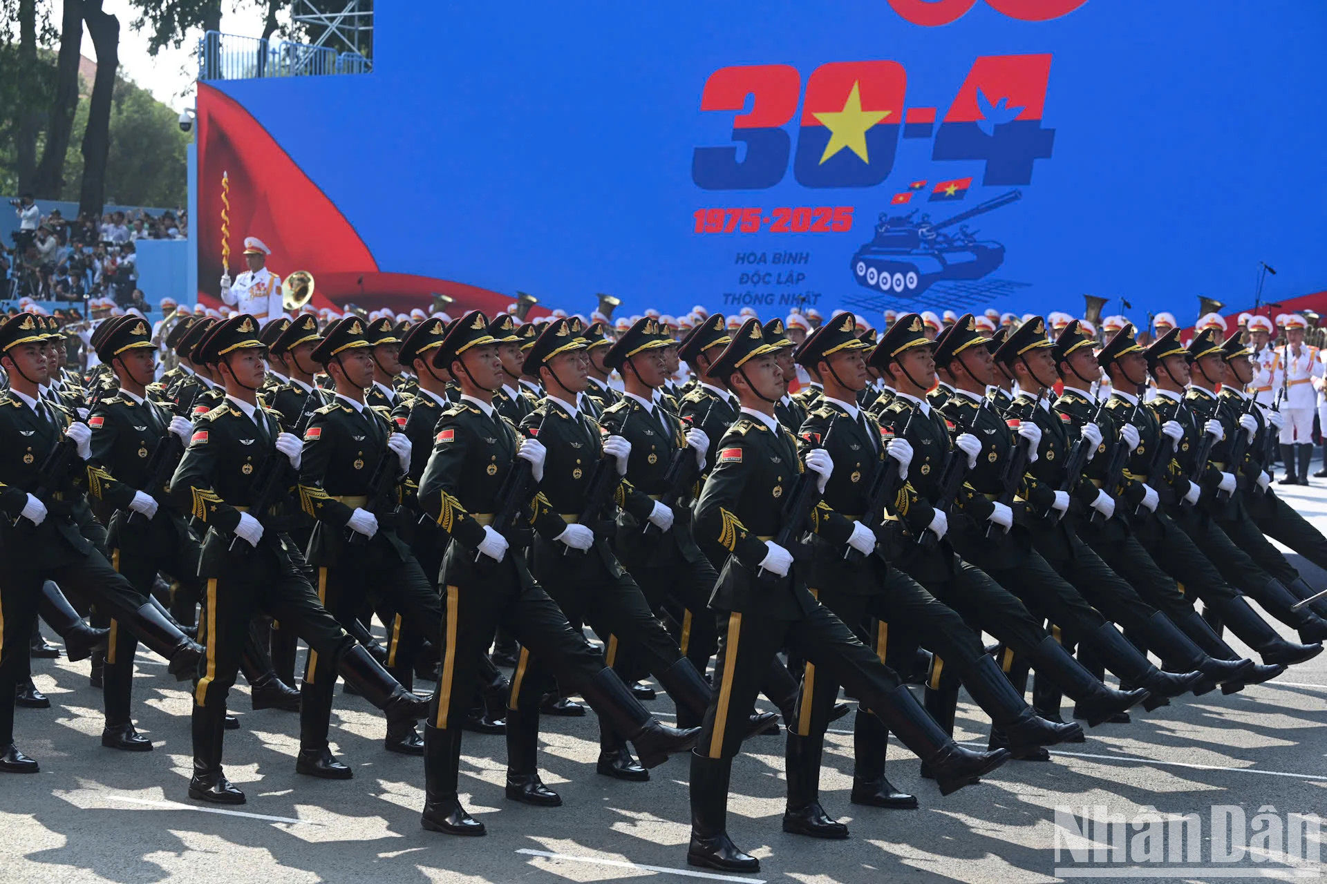 中国人民解放军仪仗队参加阅兵。