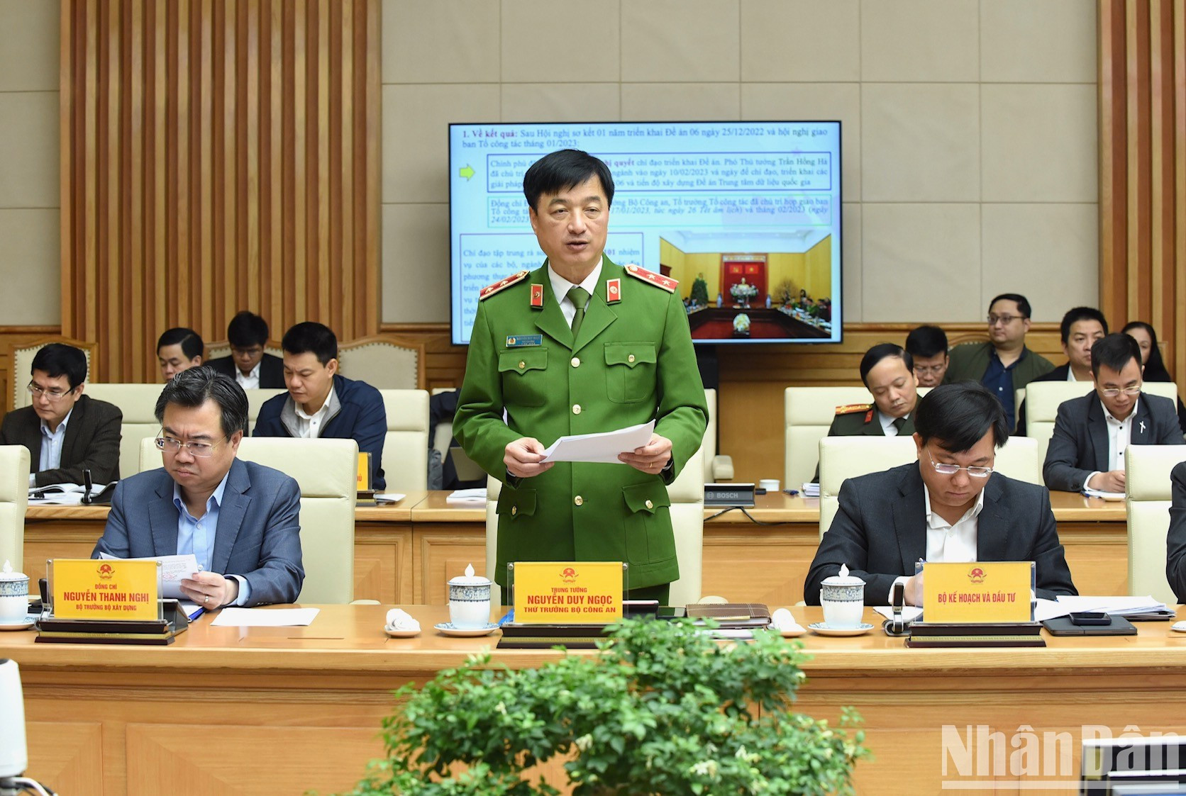 越南公安部副部长阮维玉中将发言。