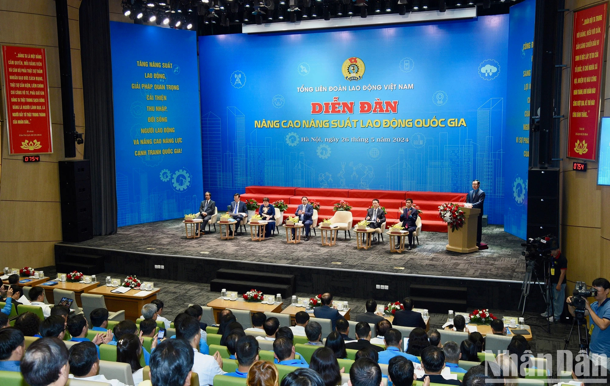 论坛场景。 论坛场景。