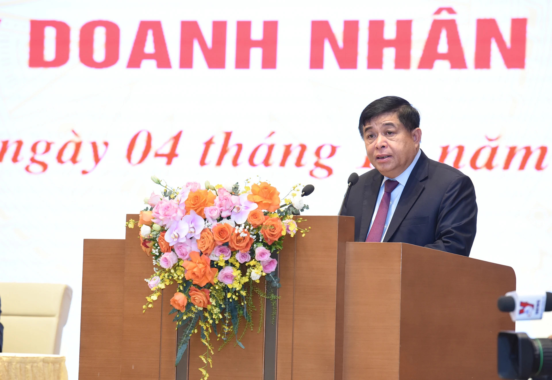 越南计划投资部部长阮志勇发表讲话。