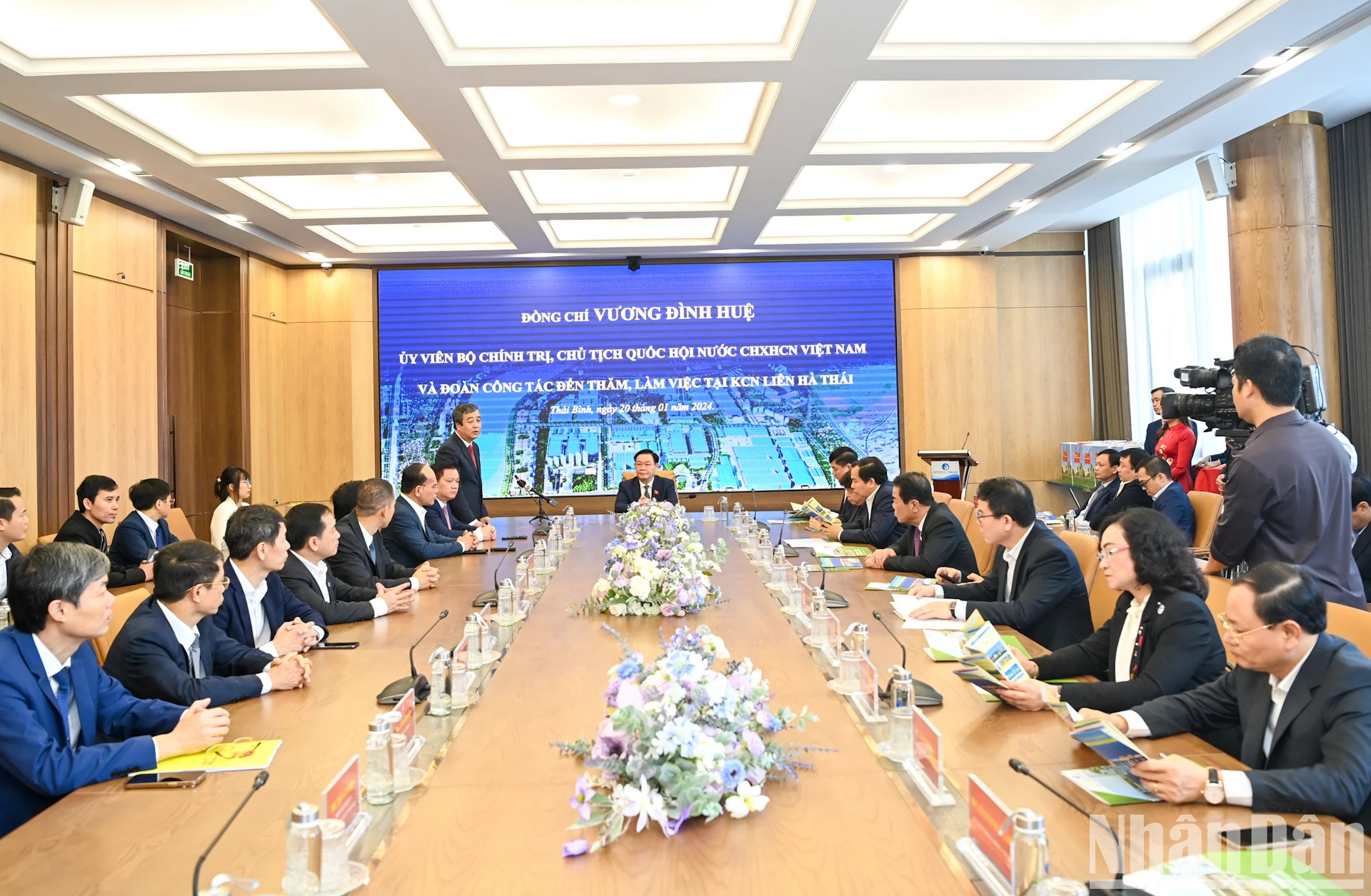 国会主席王廷惠一行探望莲荷泰工业园区。