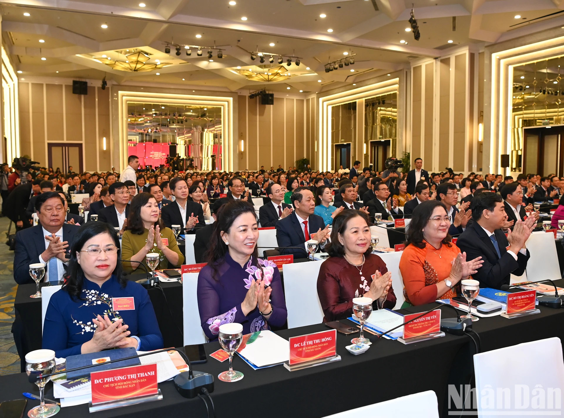 来自全国63省市的500多位代表出席会议。 来自全国63省市的500多位代表出席会议。