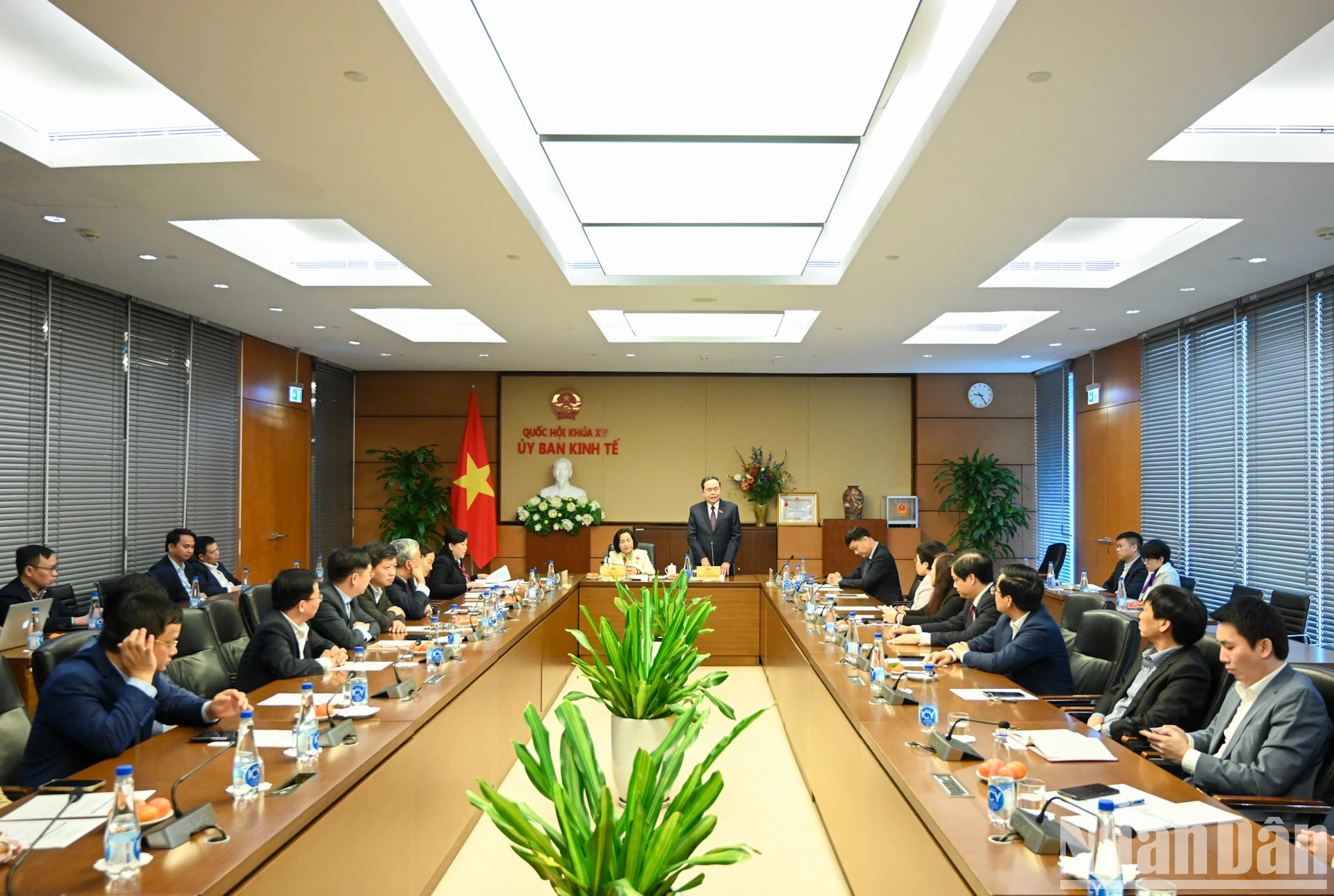 国会主席陈青敏同国会经济委员会和财务-预算委员会举行工作会议。 国会主席陈青敏同国会经济委员会和财务-预算委员会举行工作会议。