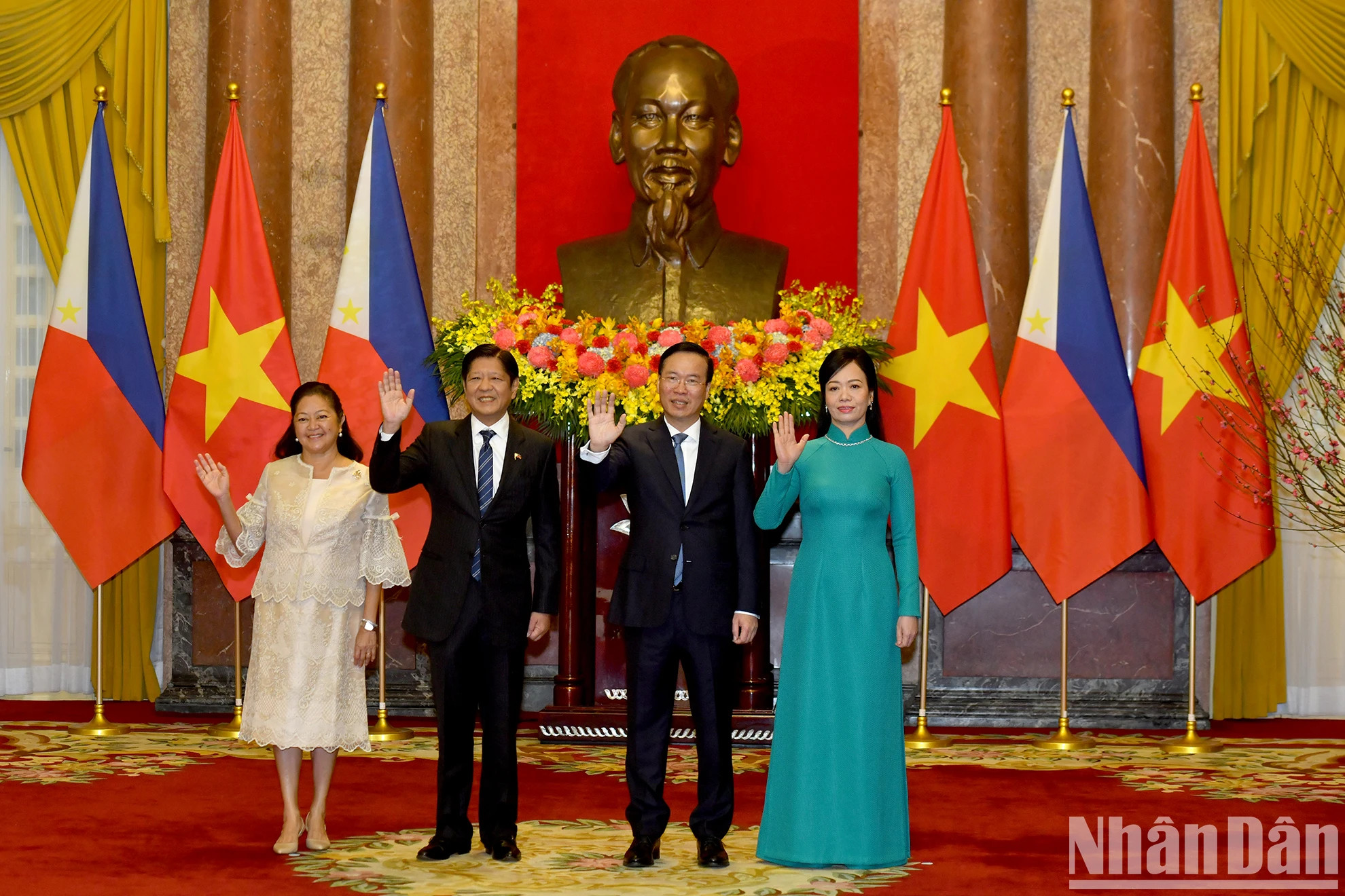 国家主席武文赏和夫人同菲律宾总统费迪南德·罗慕尔德兹·马科斯和夫人合影。 国家主席武文赏和夫人同菲律宾总统费迪南德·罗慕尔德兹·马科斯和夫人合影。